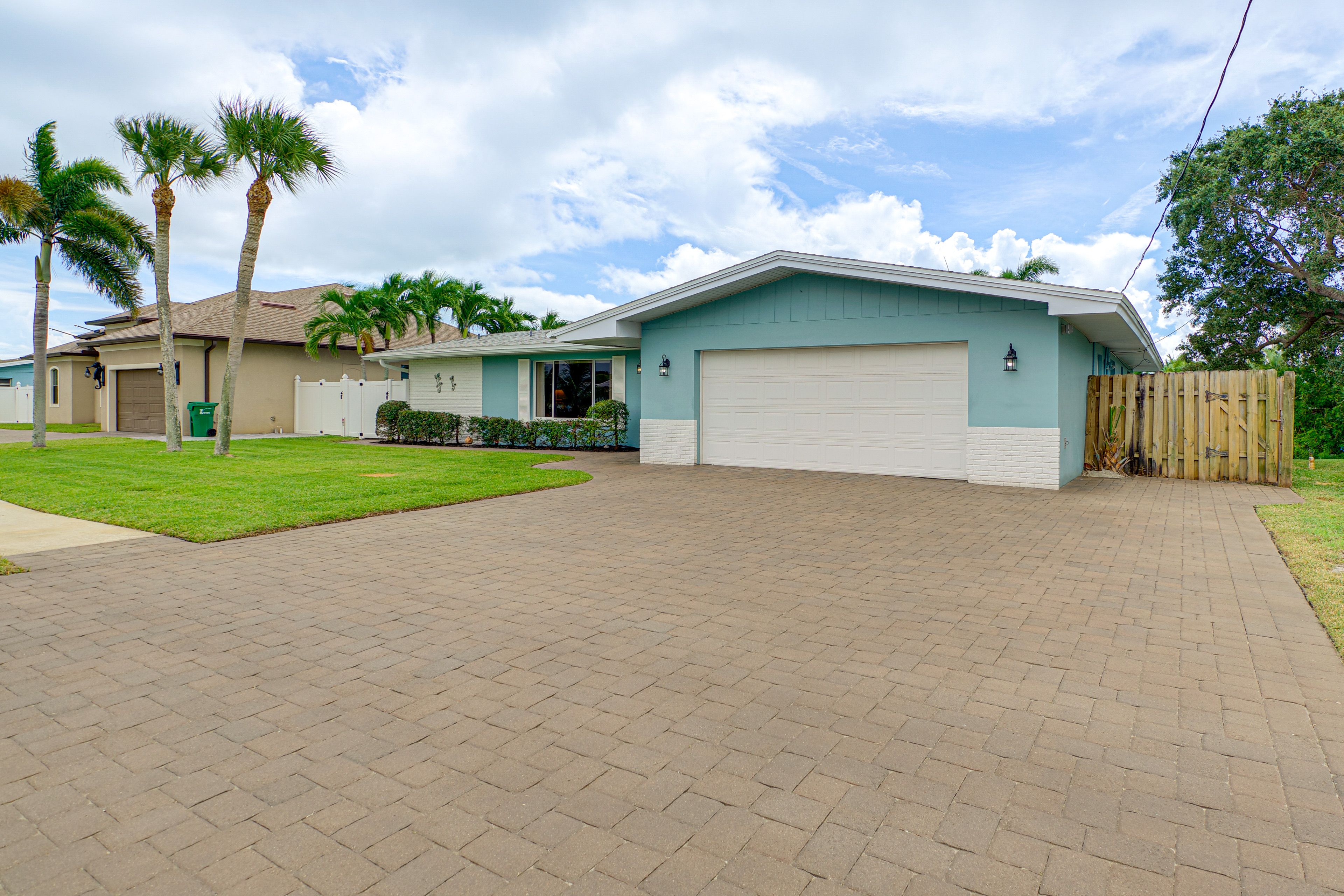 Exterior | Parking | Garage (1 Vehicle) | Driveway (4 Vehicles)