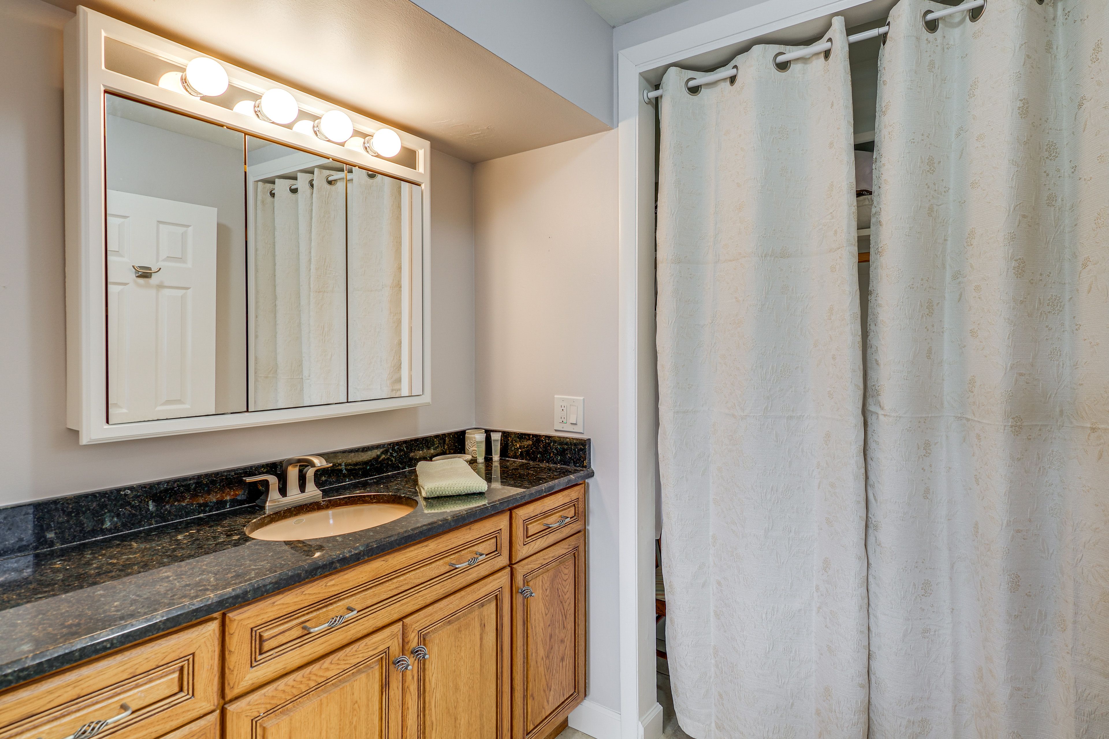 Full Bathroom | Towels Provided