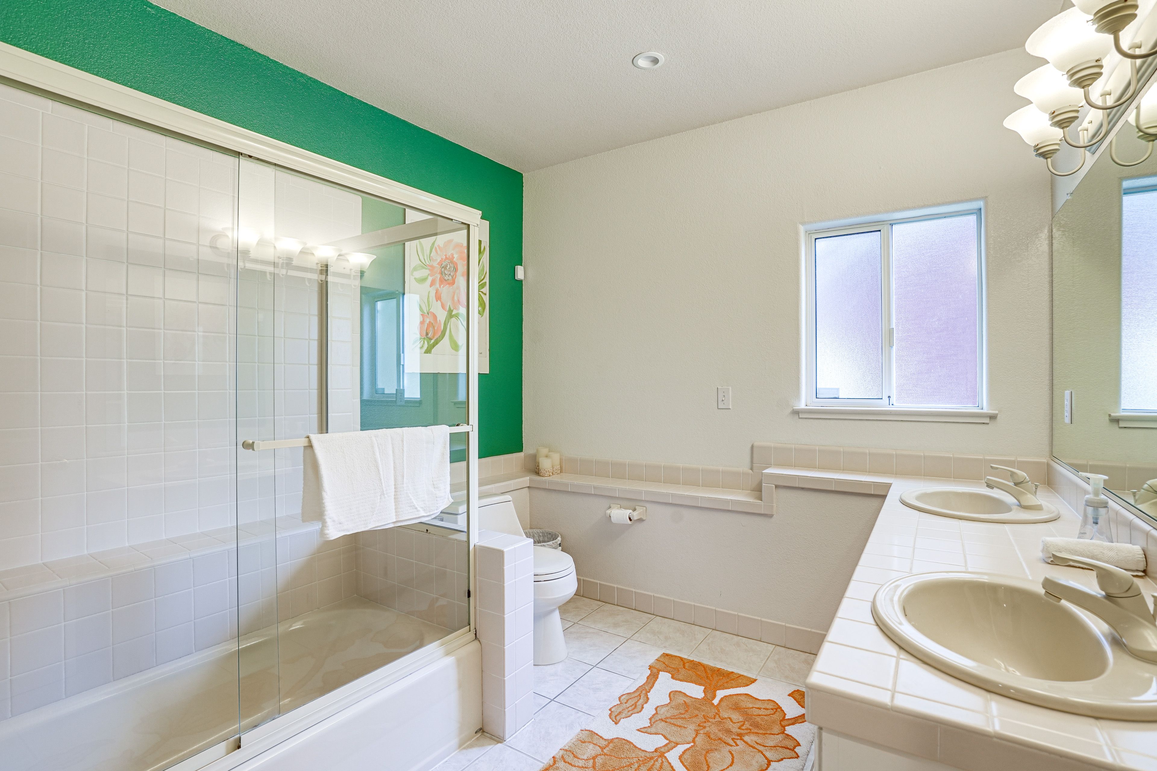 Full Bathroom | Main Level | Complimentary Toiletries