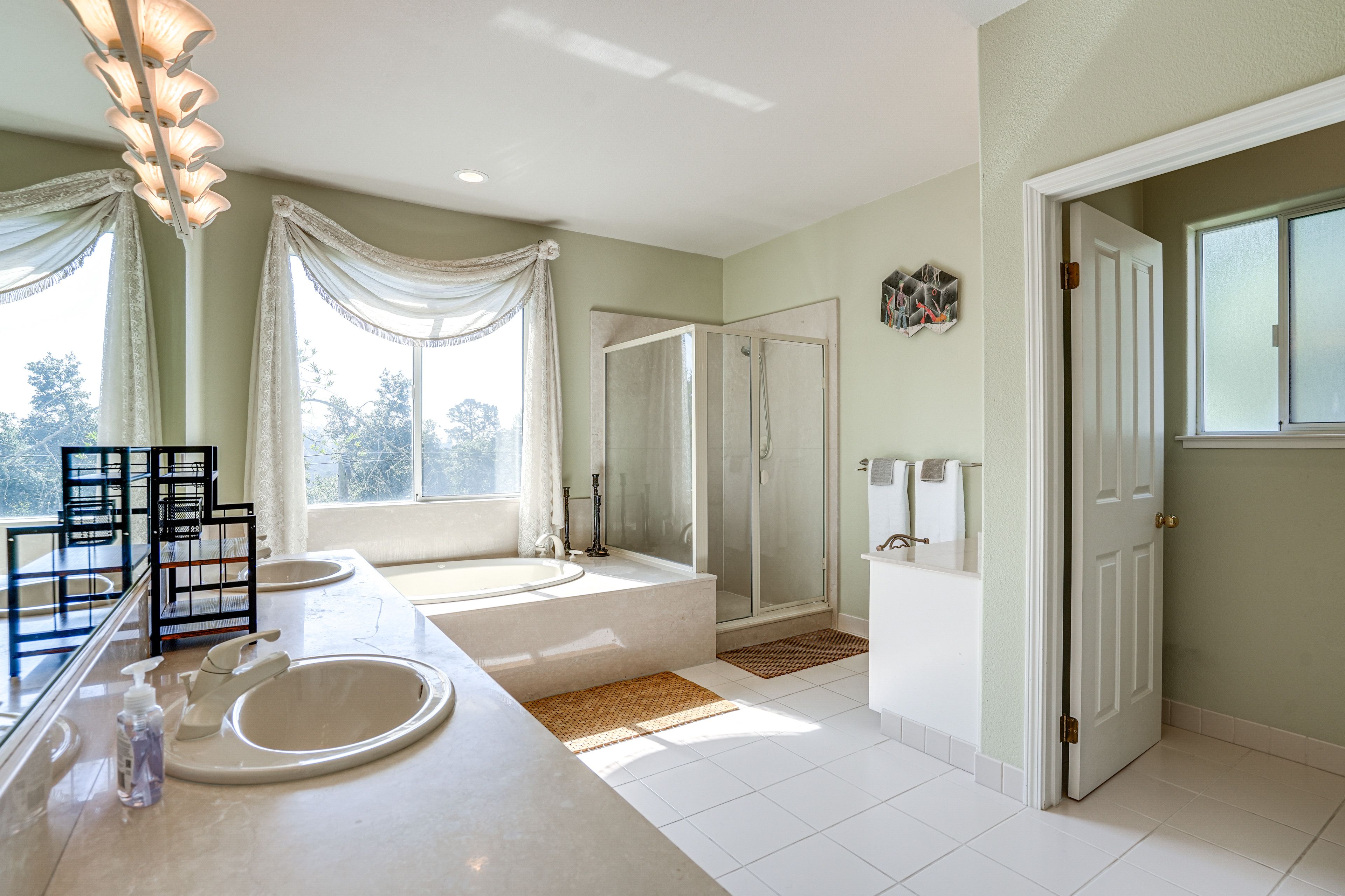 Full Bathroom | Main Level | Towels Provided