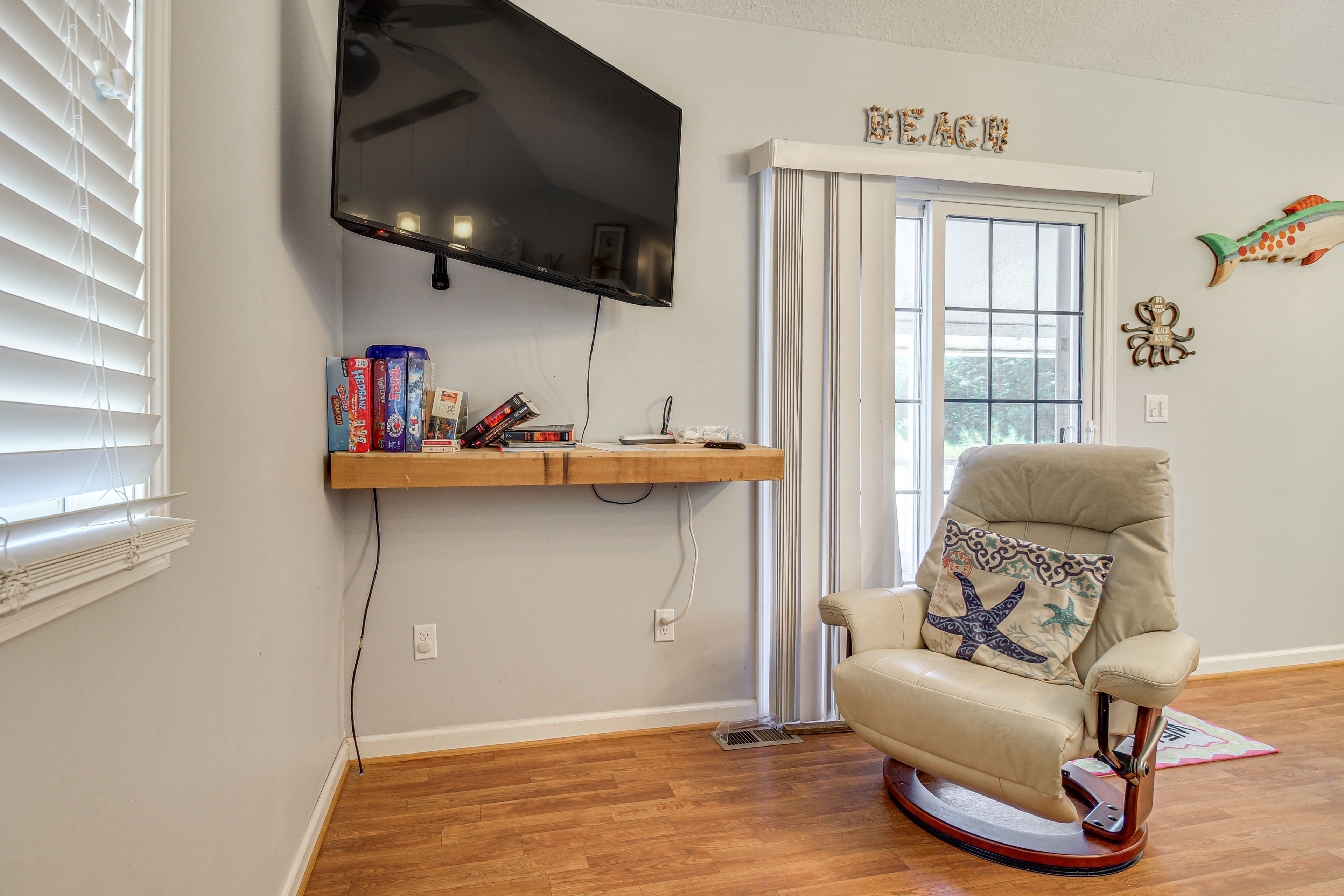 Living Room | Sleeper Sofa | Free WiFi | Central A/C & Heat