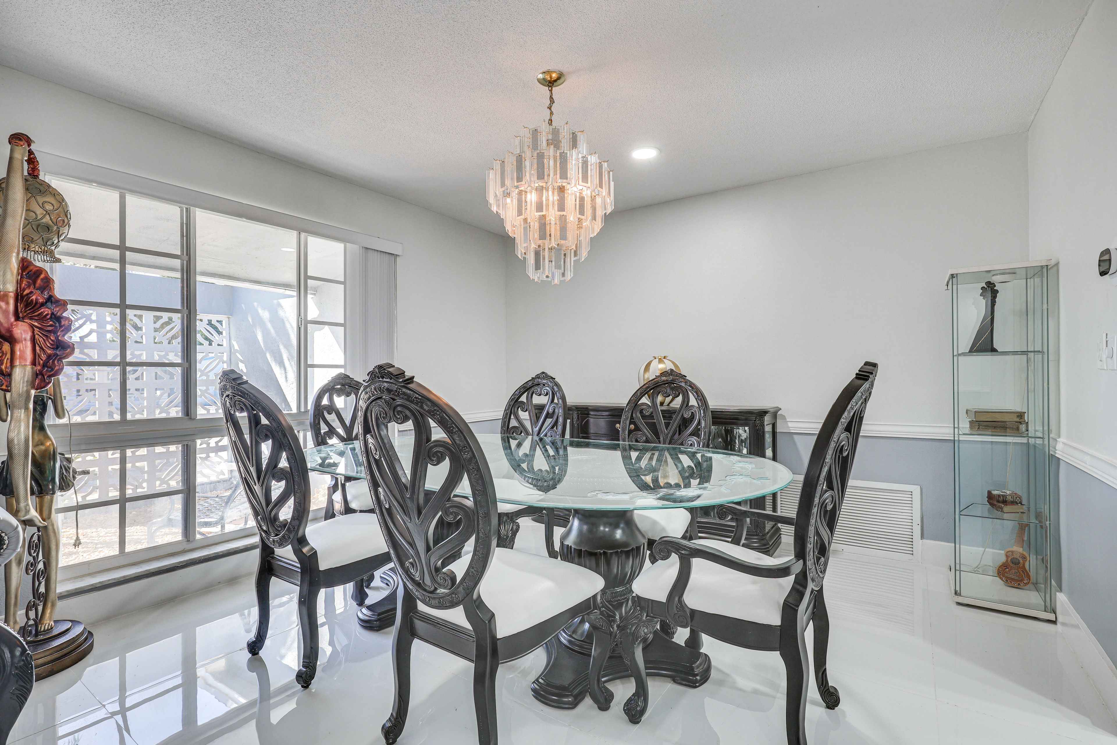 Dining Area | Dishware/Flatware
