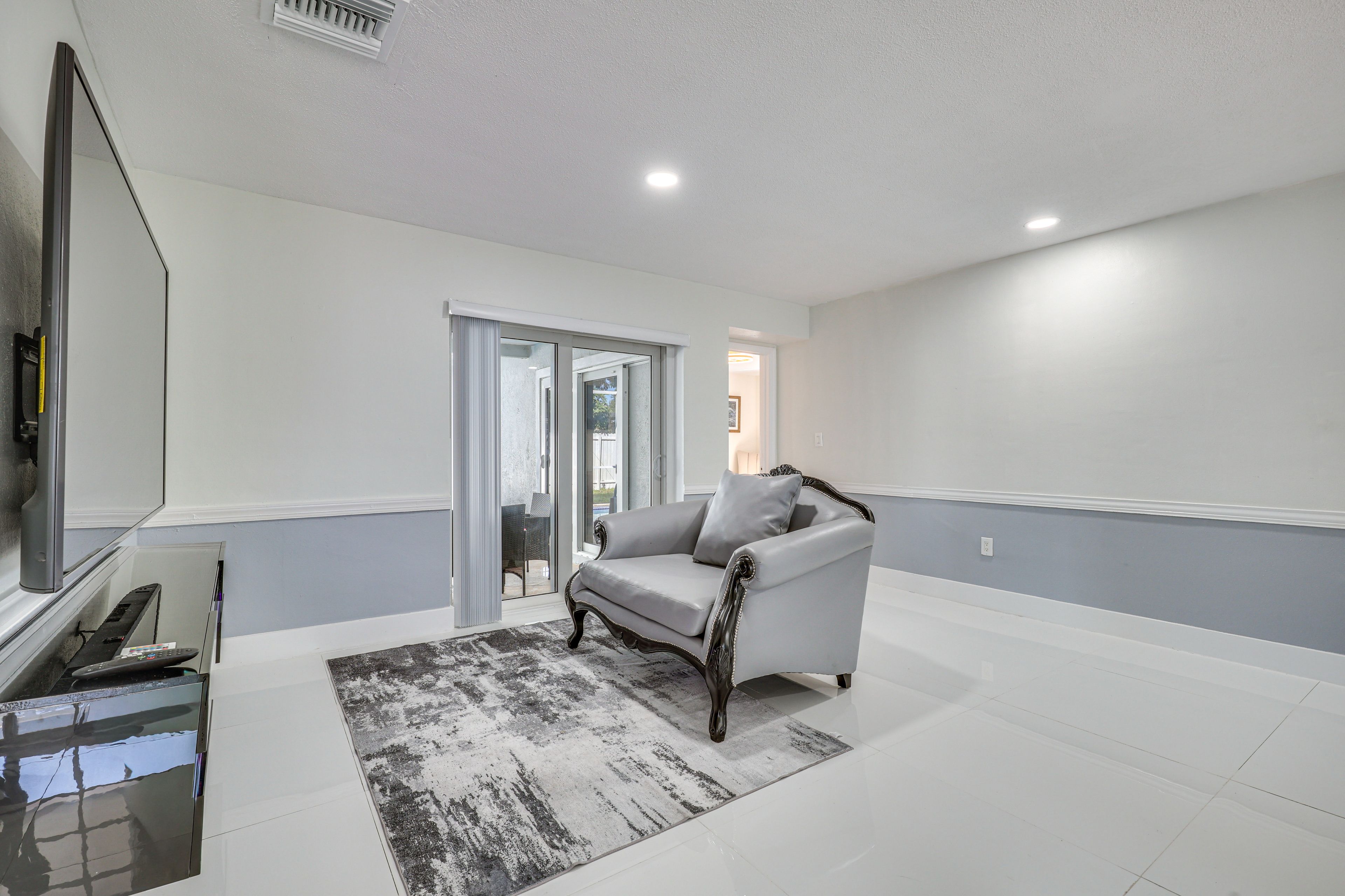 Family Room | Smart TV | Fireplace