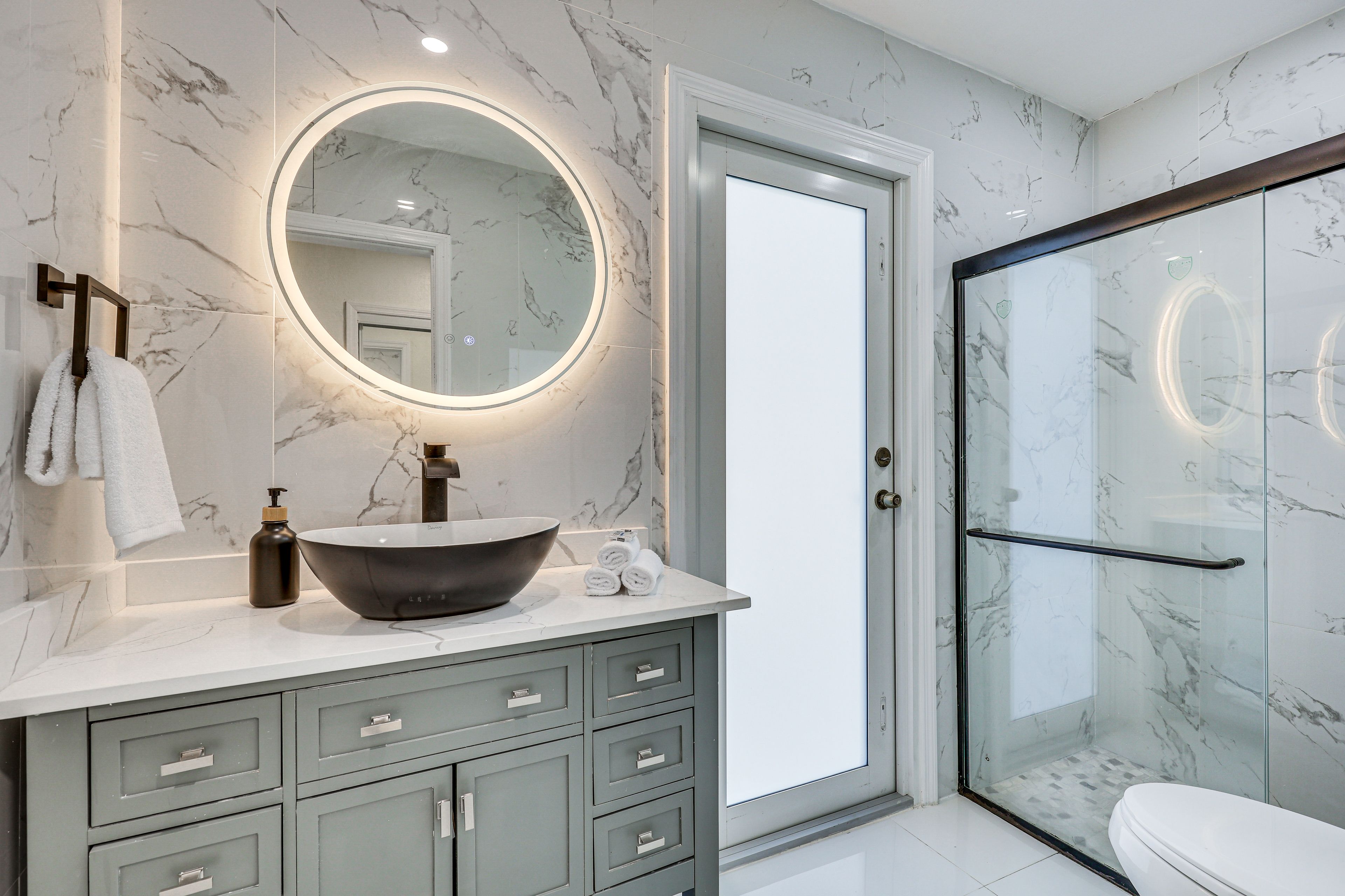 Full Bathroom | Towels Provided