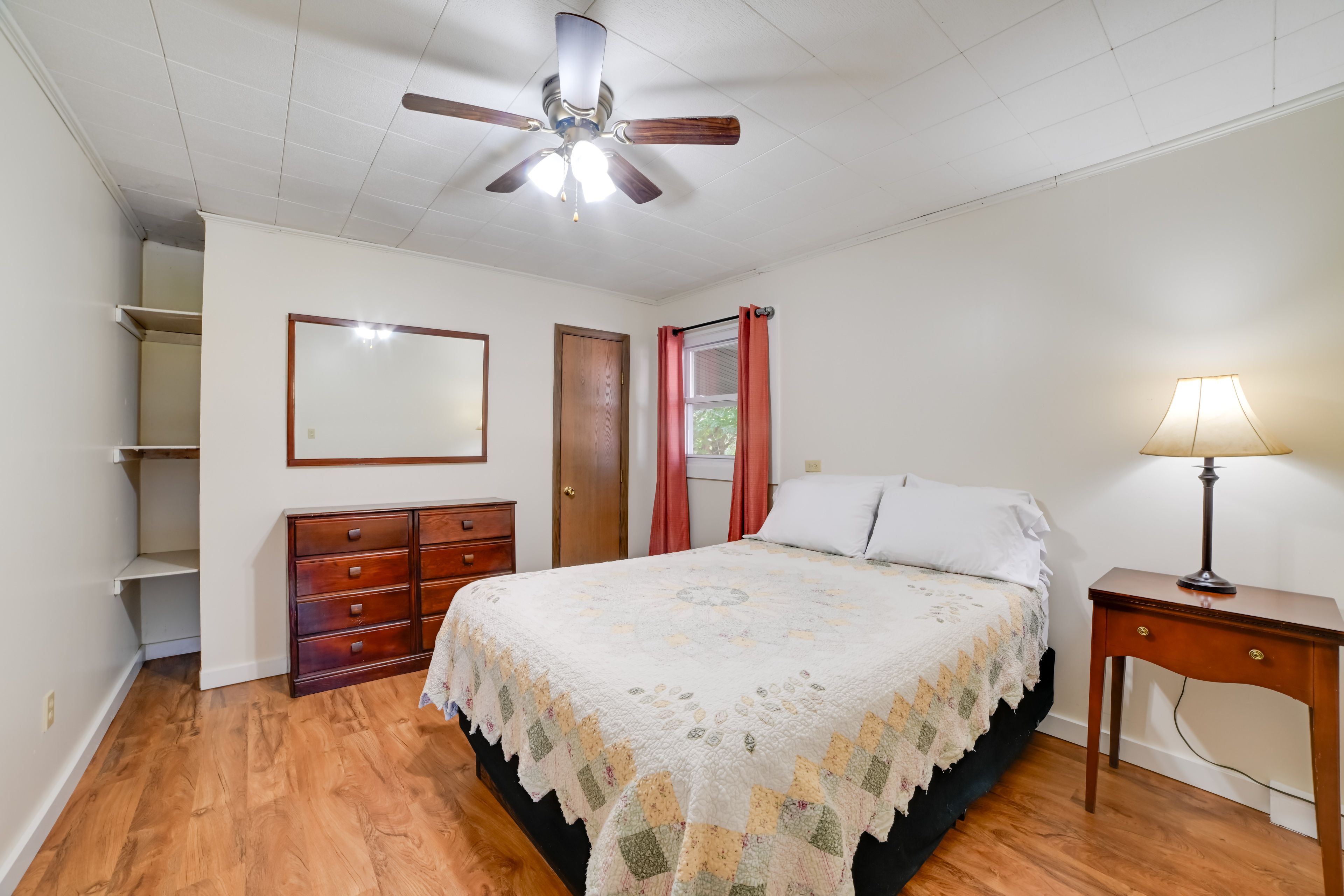 Bedroom 1 | Queen Bed