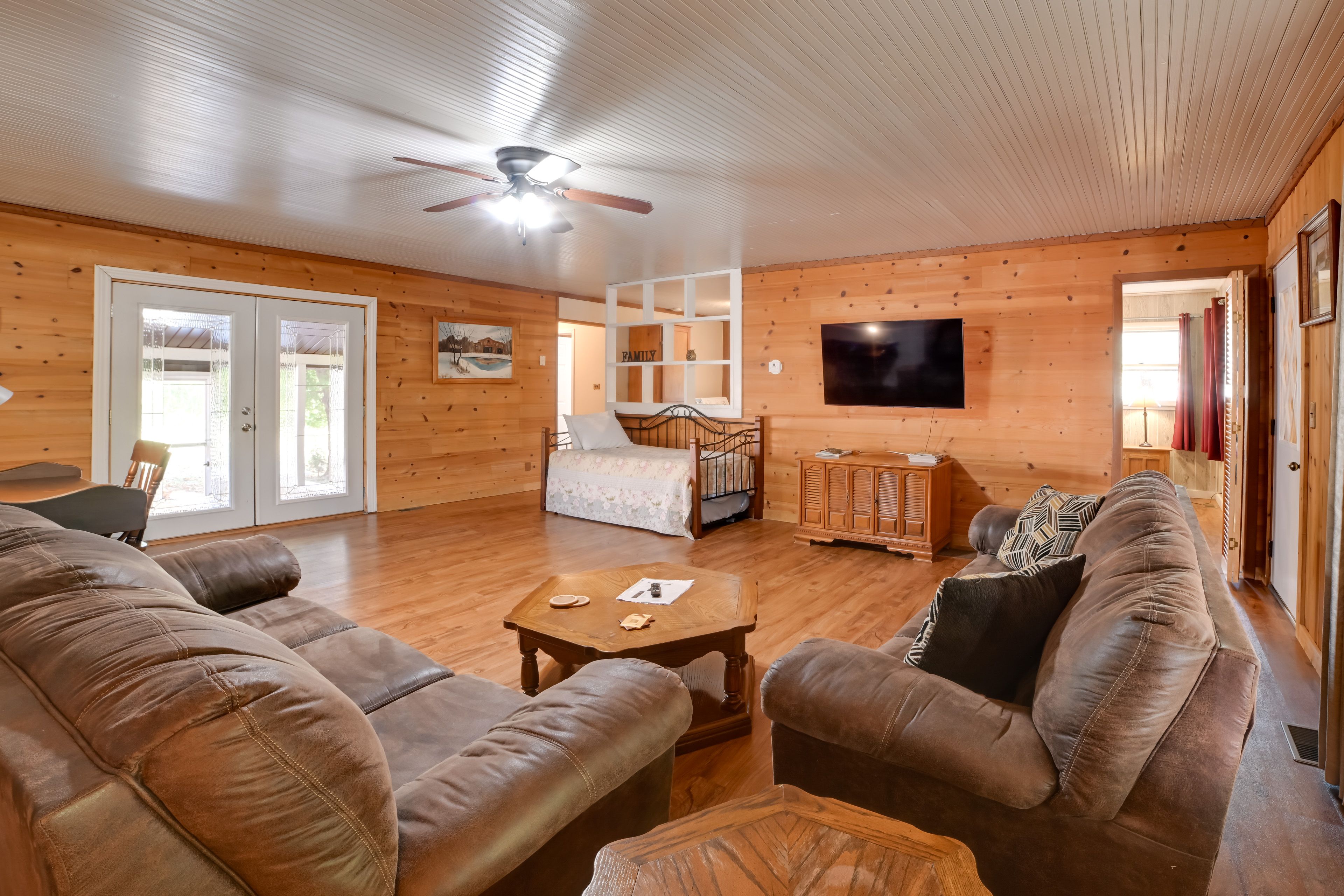 Living Room | Twin Daybed w/ Twin Trundle | Smart TV | Fiber Internet