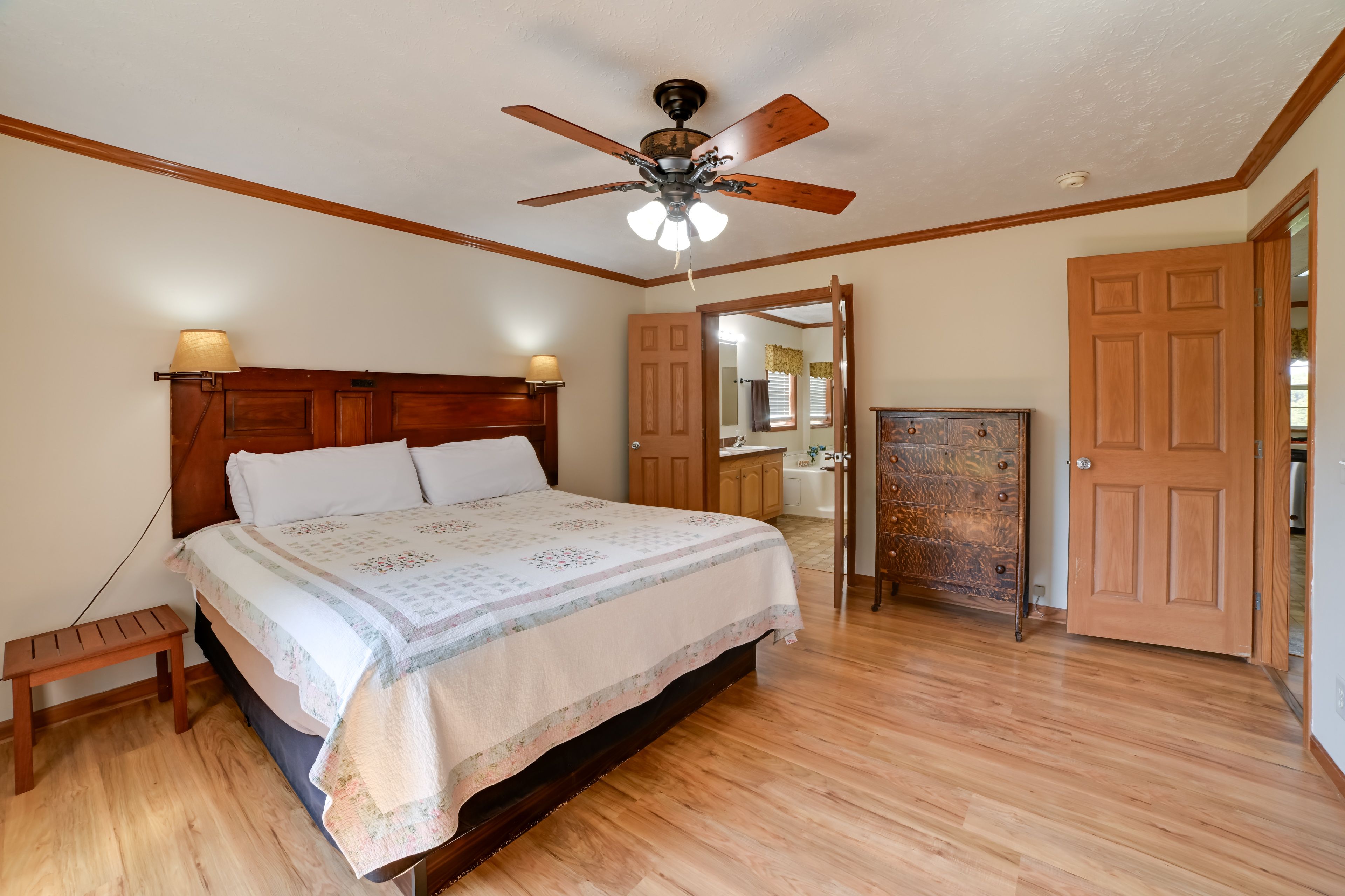 Bedroom 1 | King Bed | En-Suite Bathroom