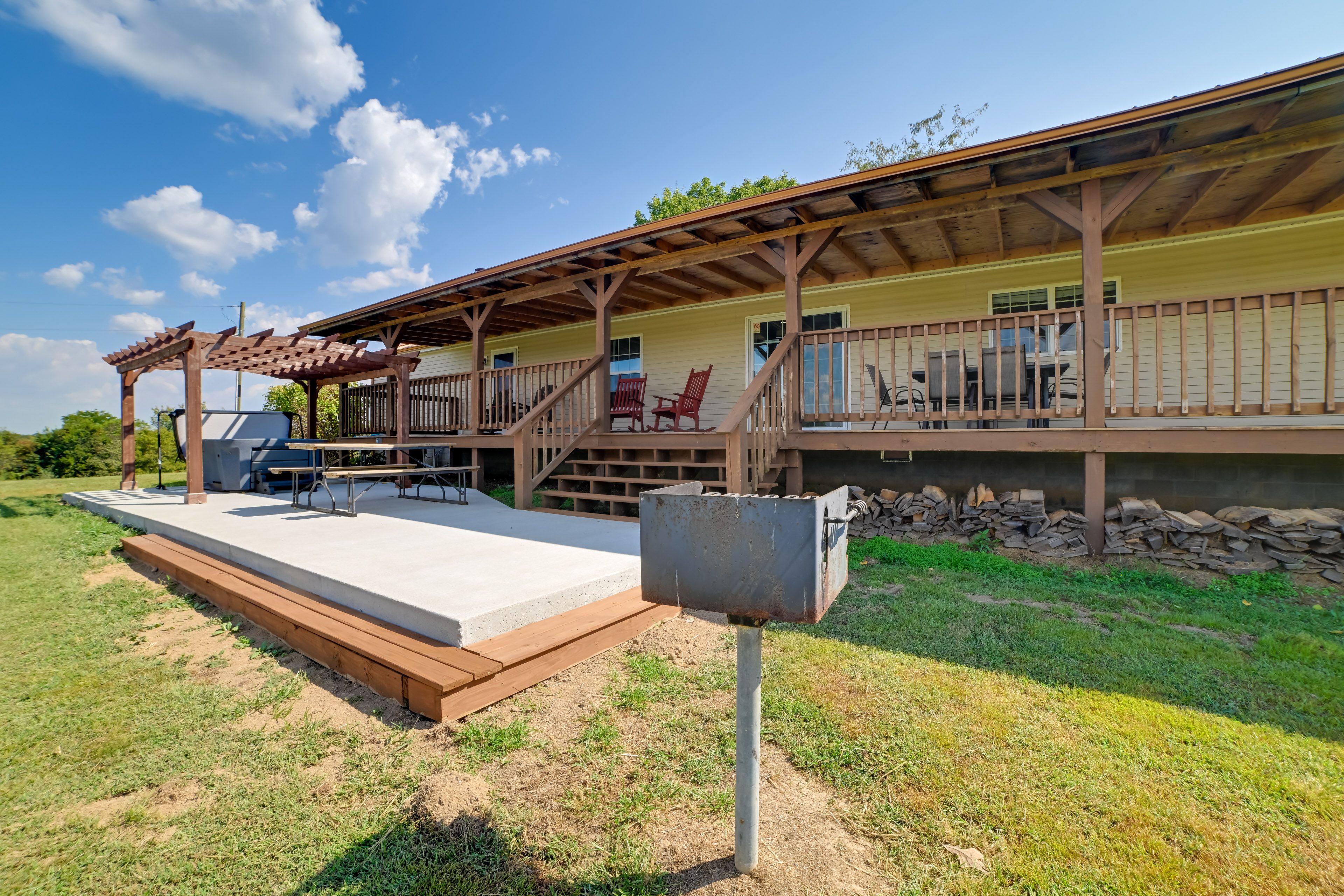 Yard | Charcoal Grill | Hot Tub