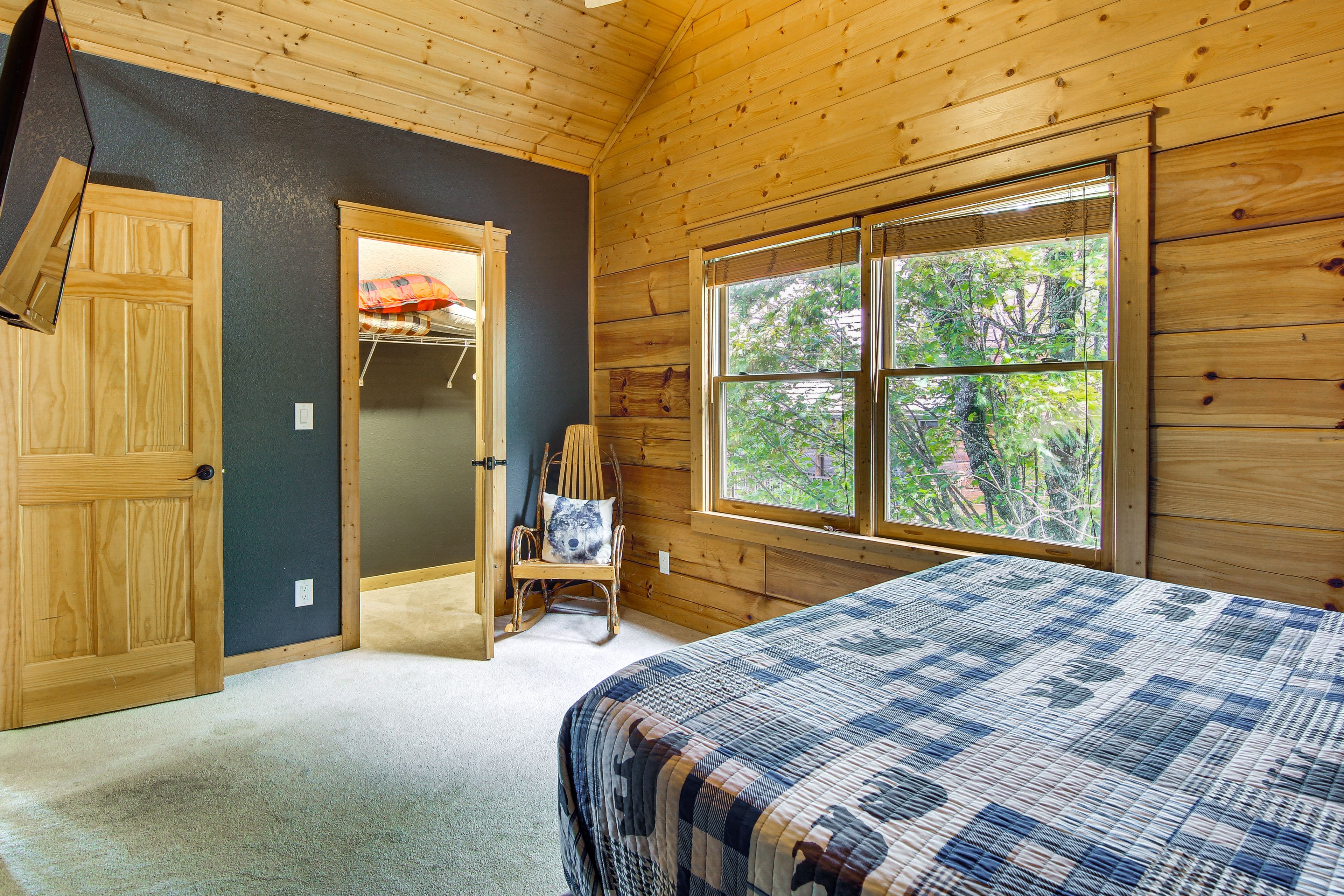 Bedroom 2 | Queen Bed | Upper Floor