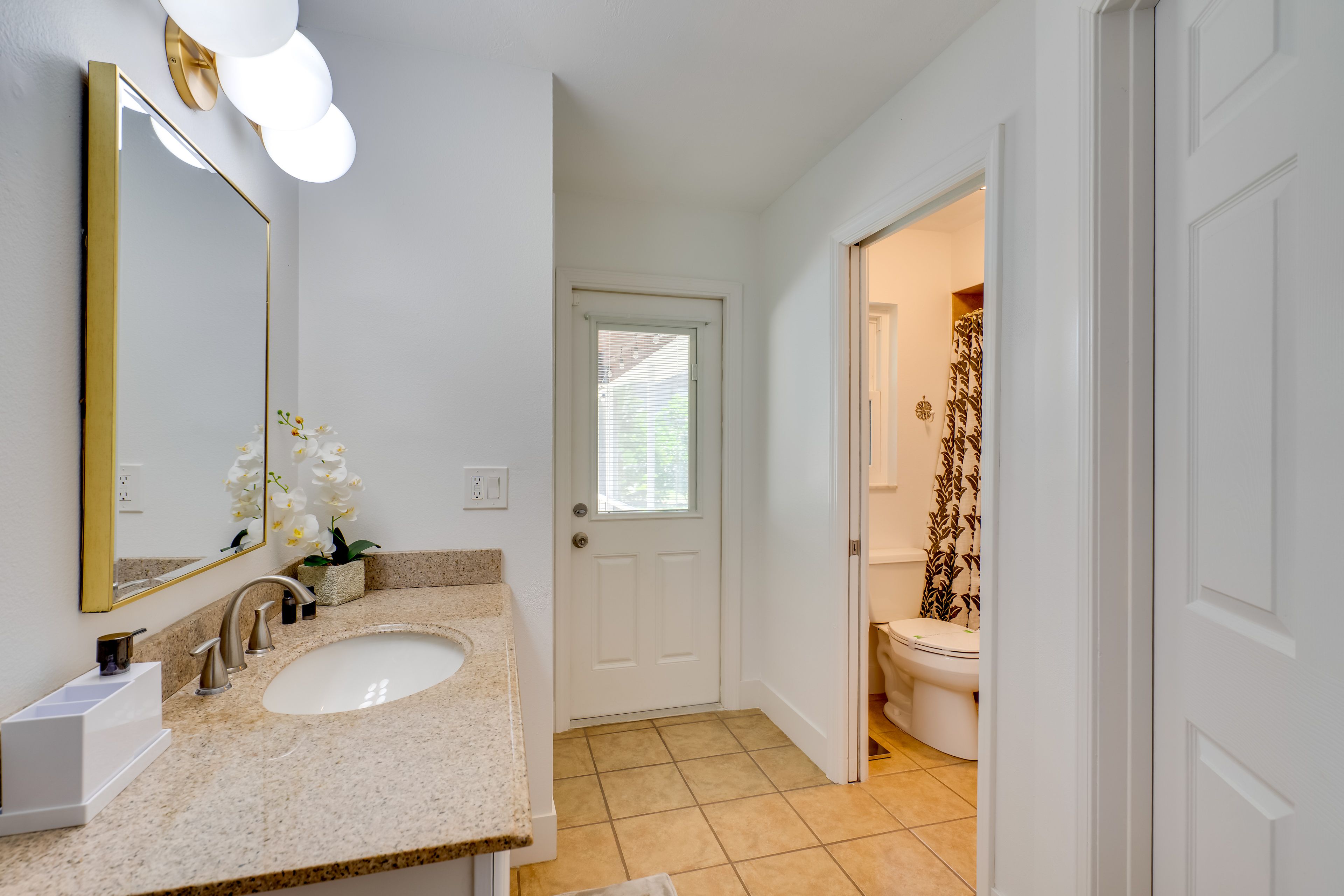 En-Suite Bath | Step-In Shower