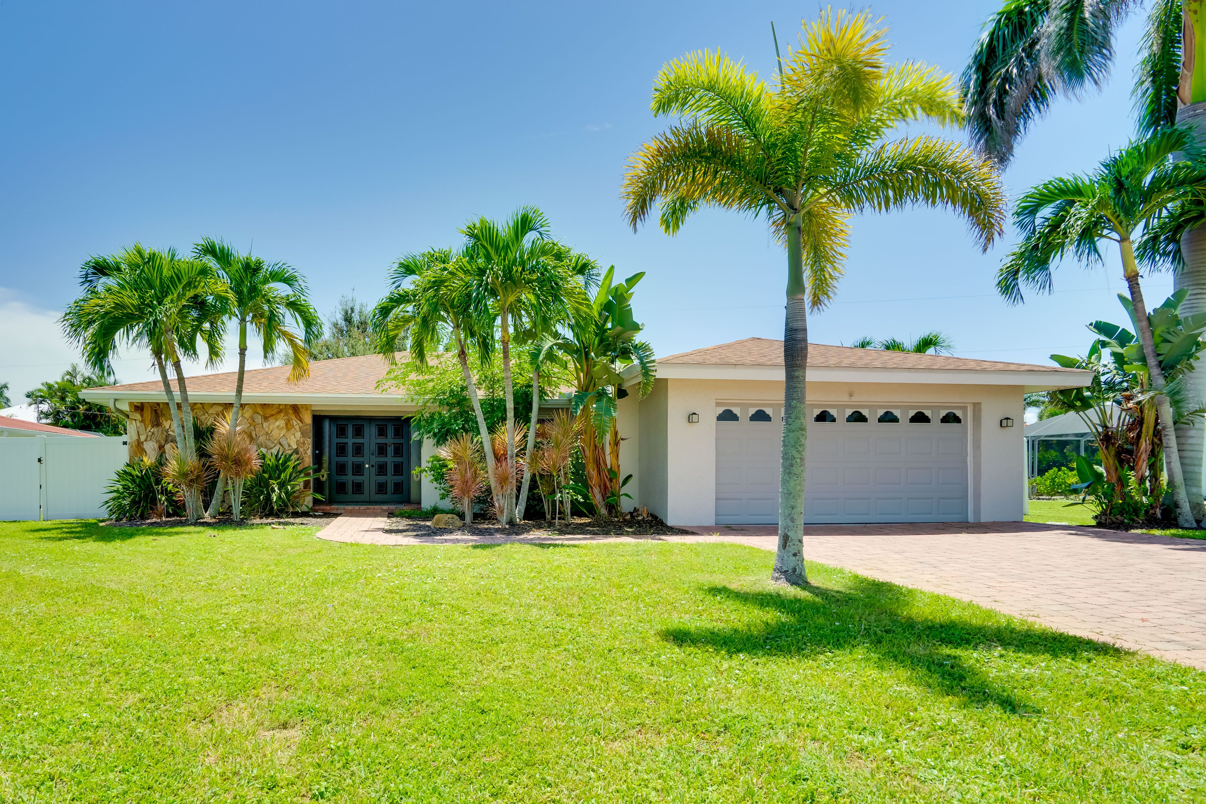 Exterior | Garage (2 Vehicles) | Driveway (2 Vehicles)