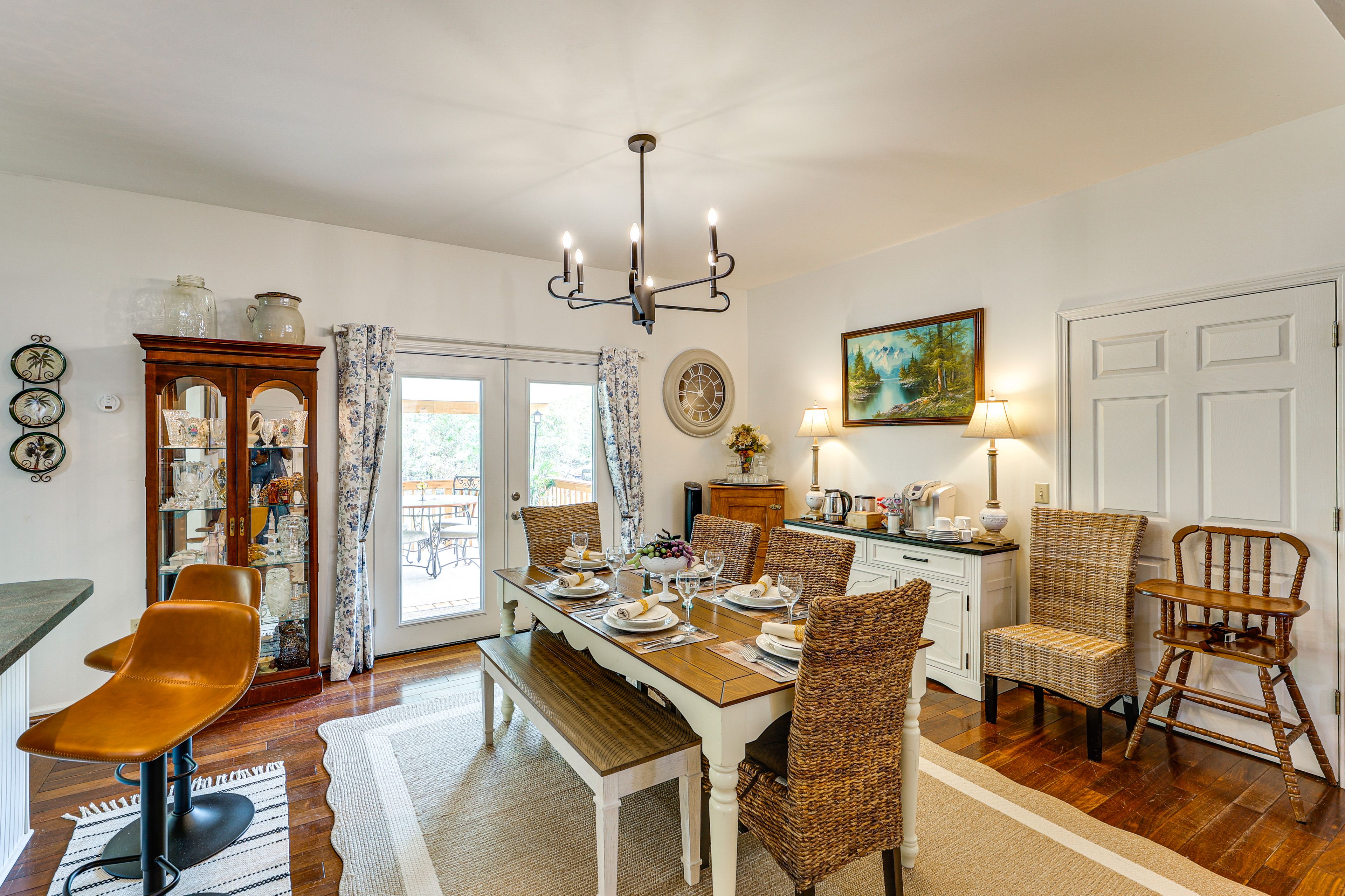 Dining Area | Keurig & Drip Coffee Makers | Open Floor Plan