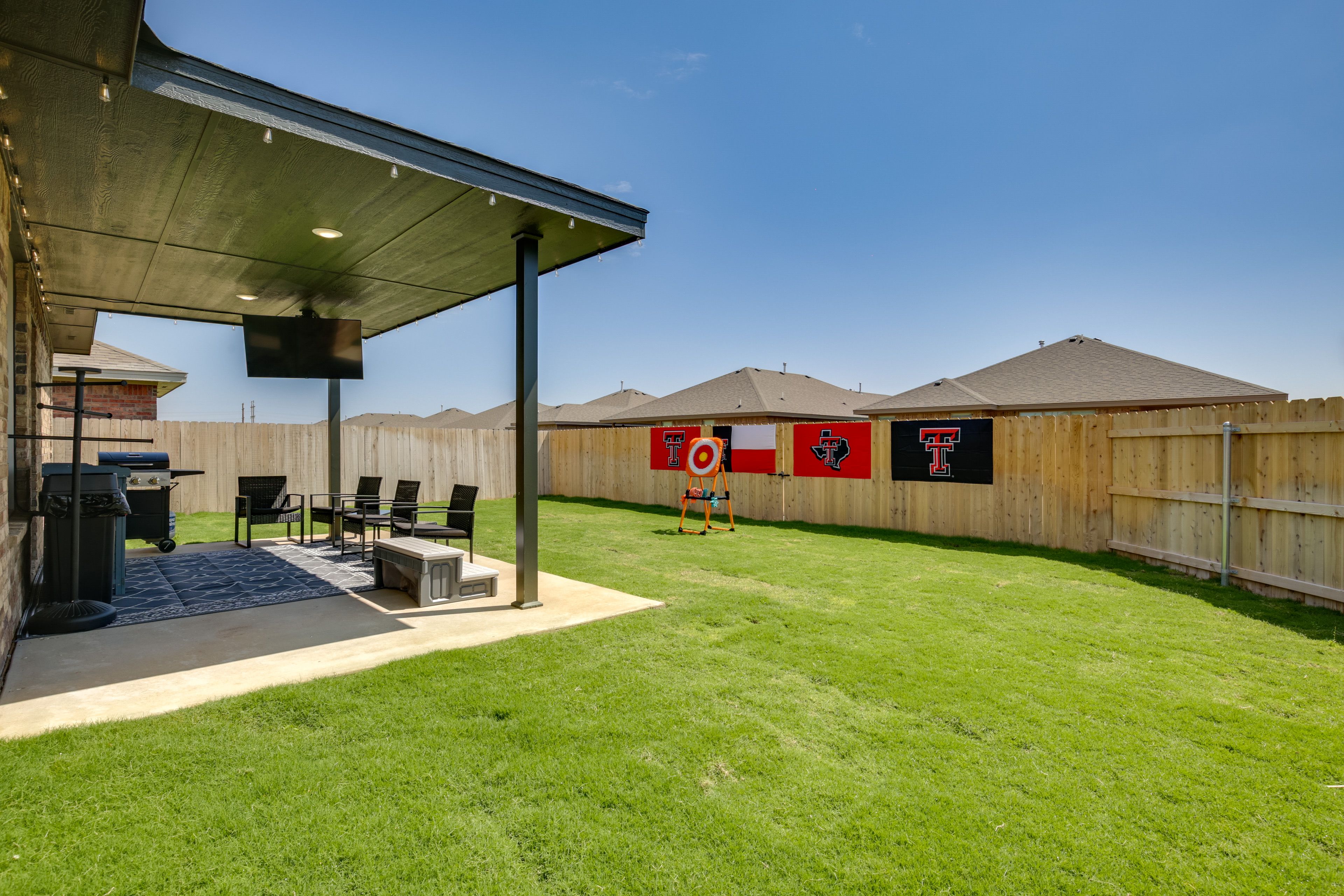 Fenced Yard | Plastic Axe-Throwing Game