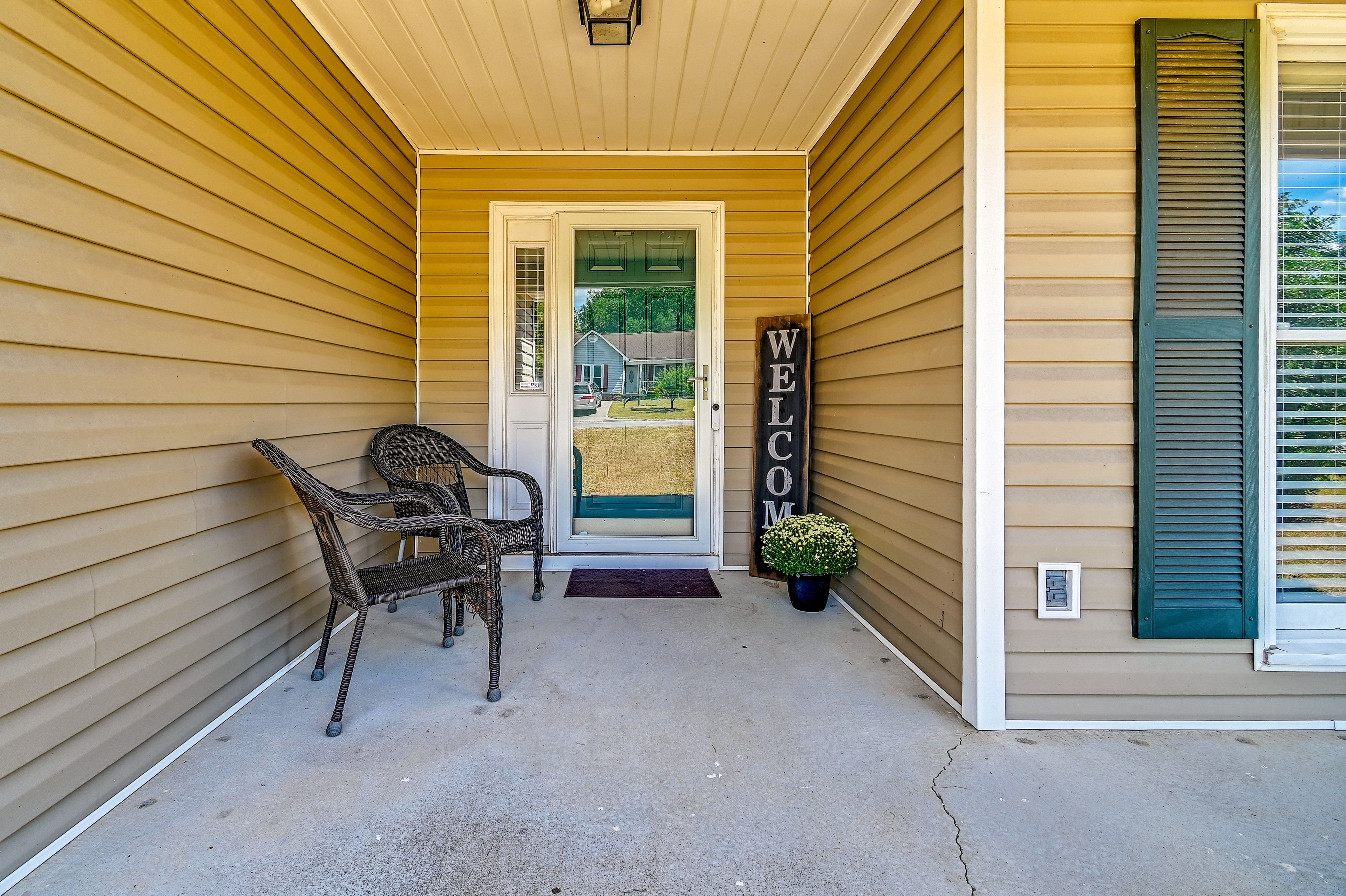 Exterior | Driveway (4 Vehicles)