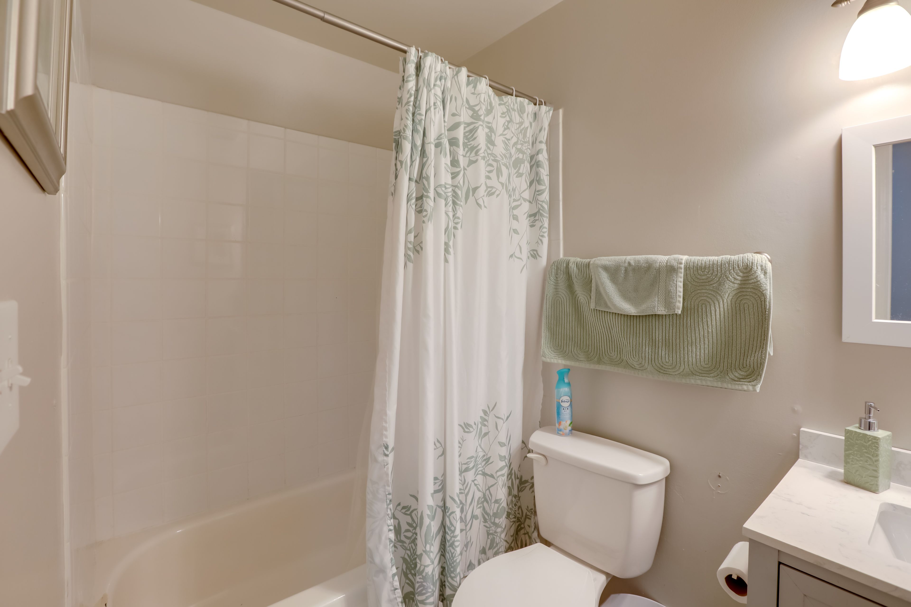Full Bathroom | Complimentary Toiletries | Main Level
