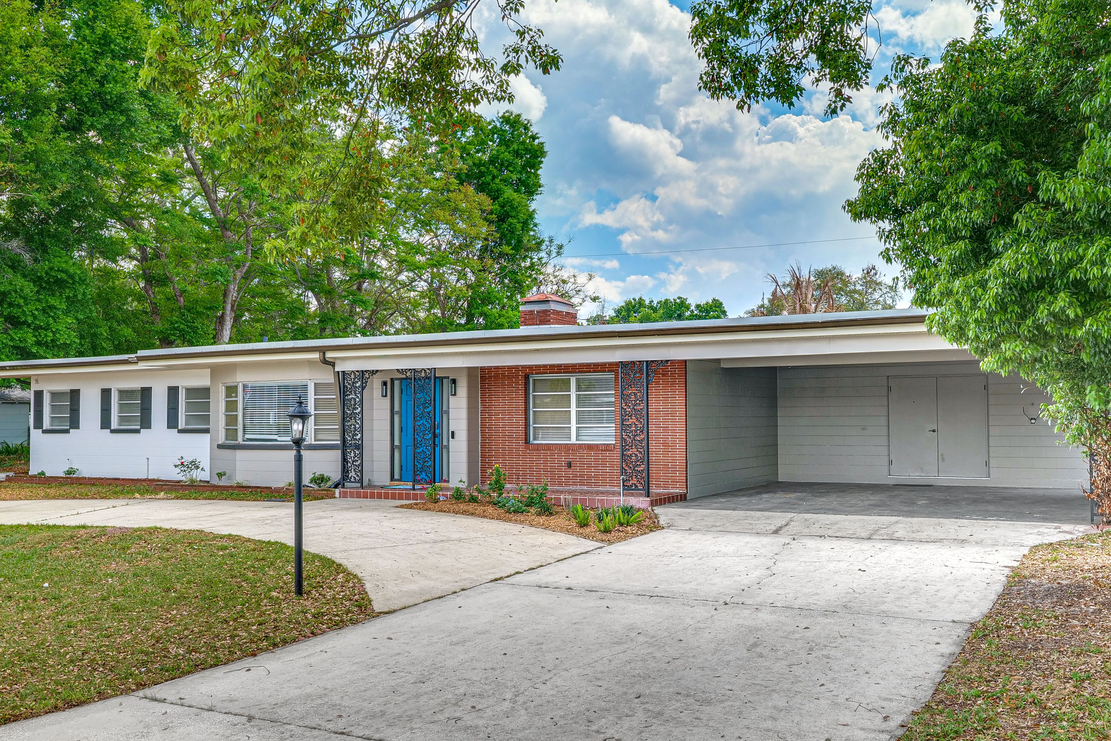 Property Exterior | Carport (2 Vehicles) | Circular Driveway (Ample Parking