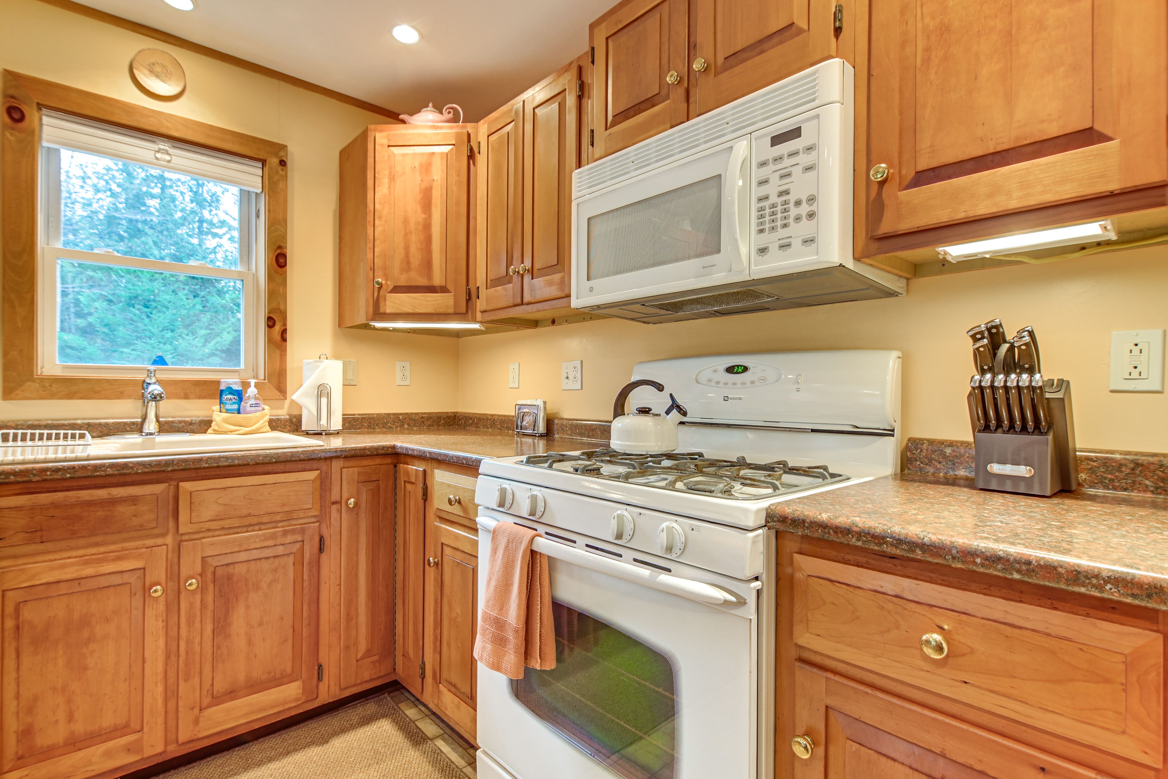 Kitchen | Keurig & Drip Coffee Makers | Dishwasher | Main Level