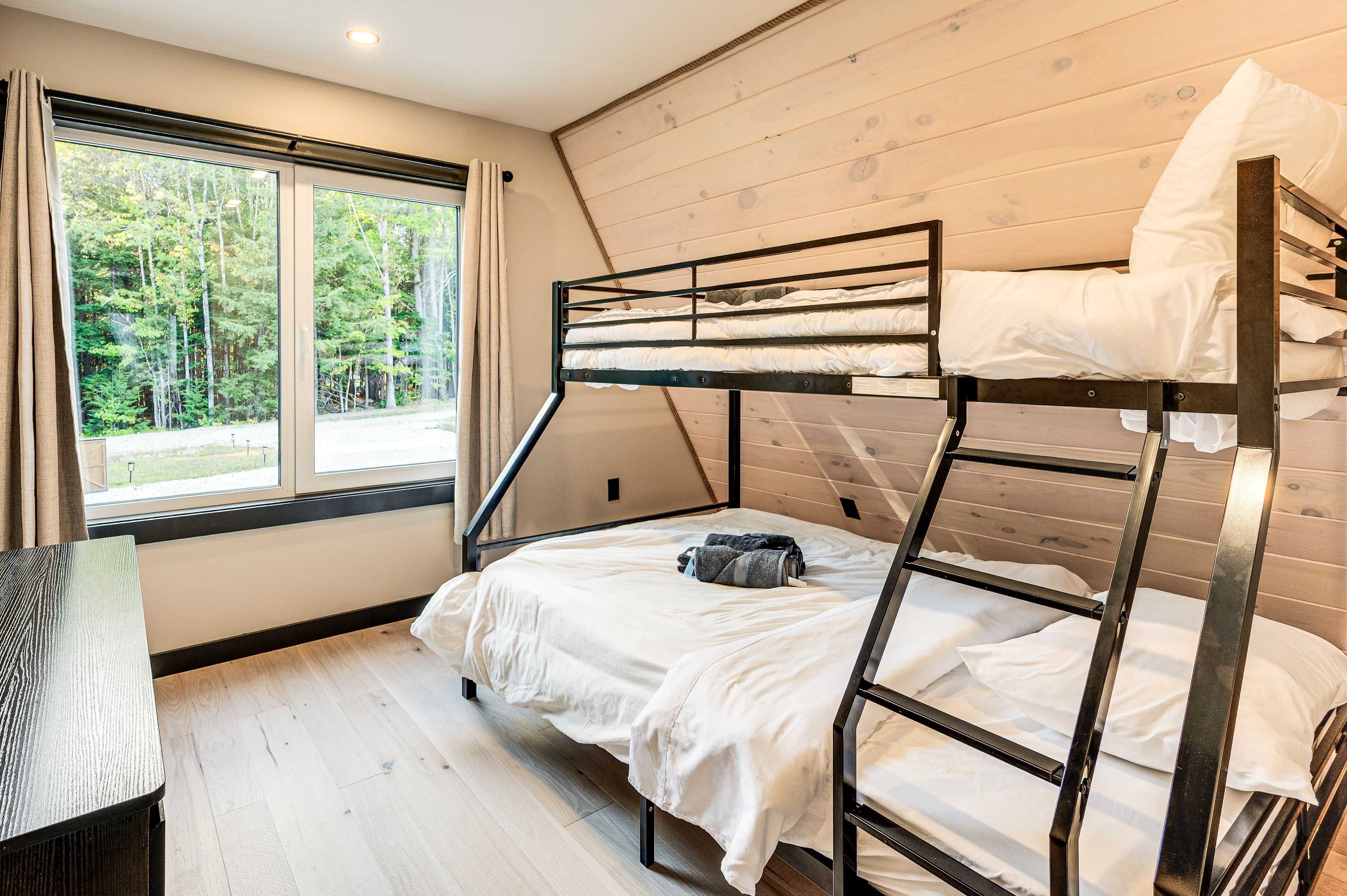 Bedroom 2 | Twin/Queen Bunk Bed | 1st Floor