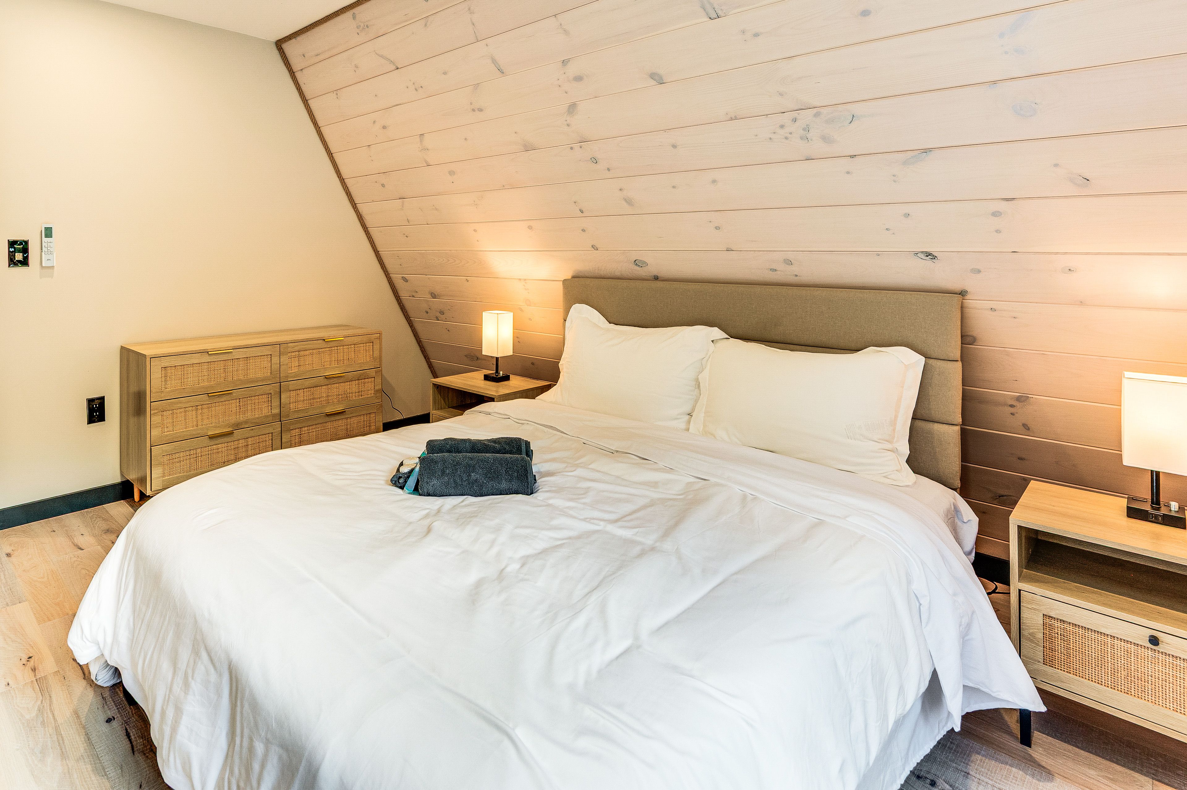 Bedroom 1 | Queen Bed | 1st Floor