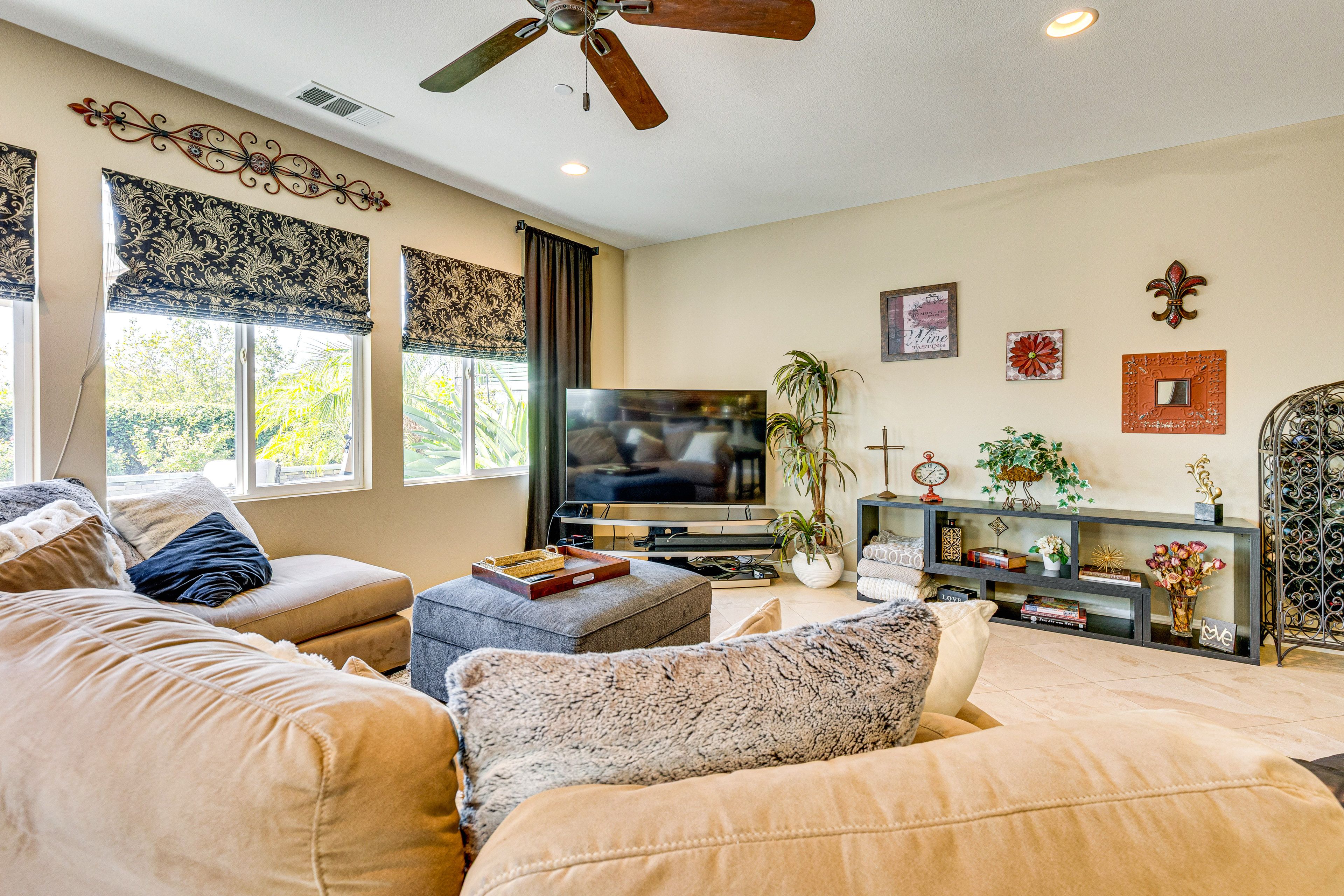 Living Room | Free WiFi | Smart TV | Central A/C