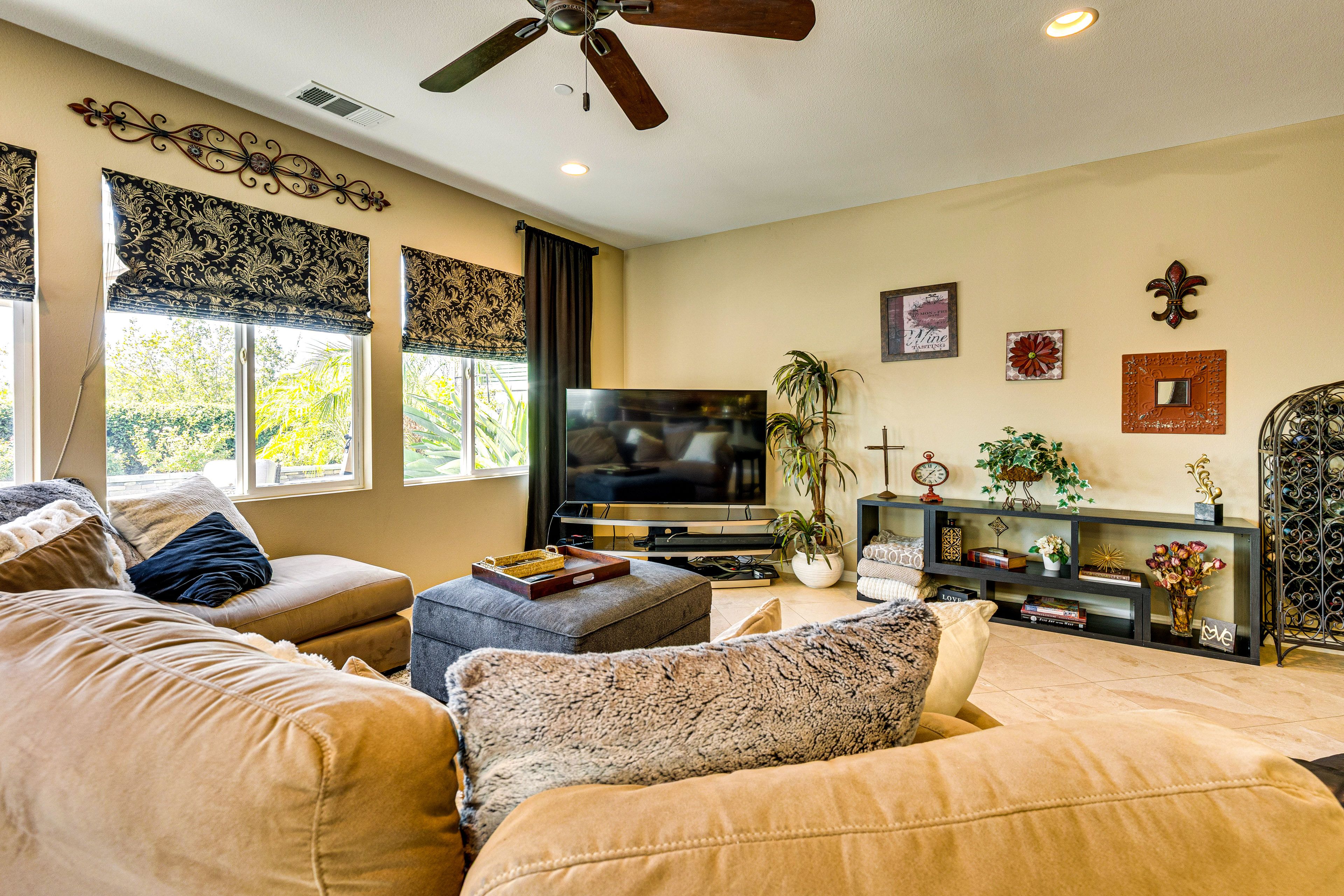Living Room | Free WiFi | Smart TV | Central A/C