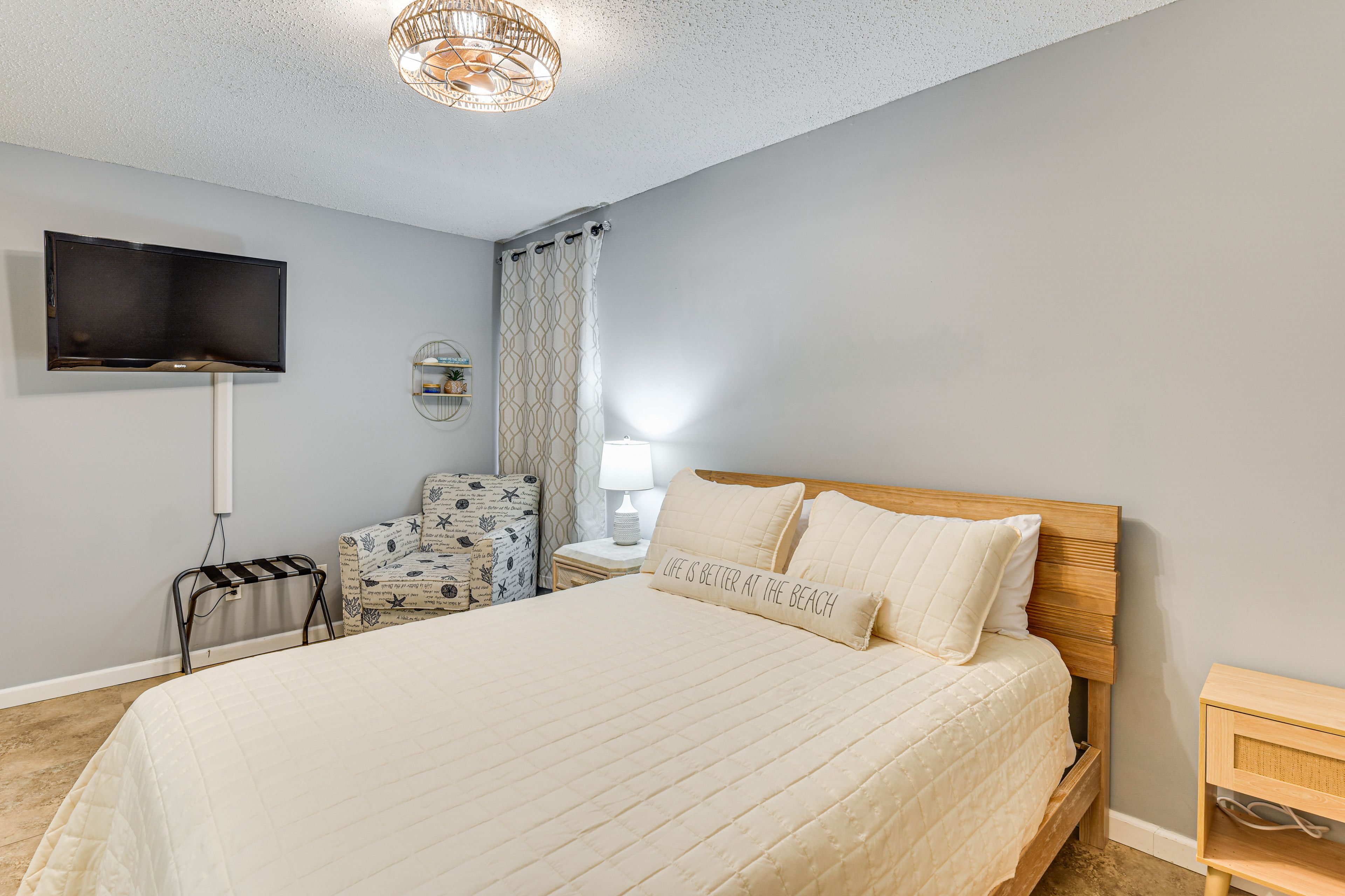 Bedroom | Queen Bed | Linens Provided | Smart TV