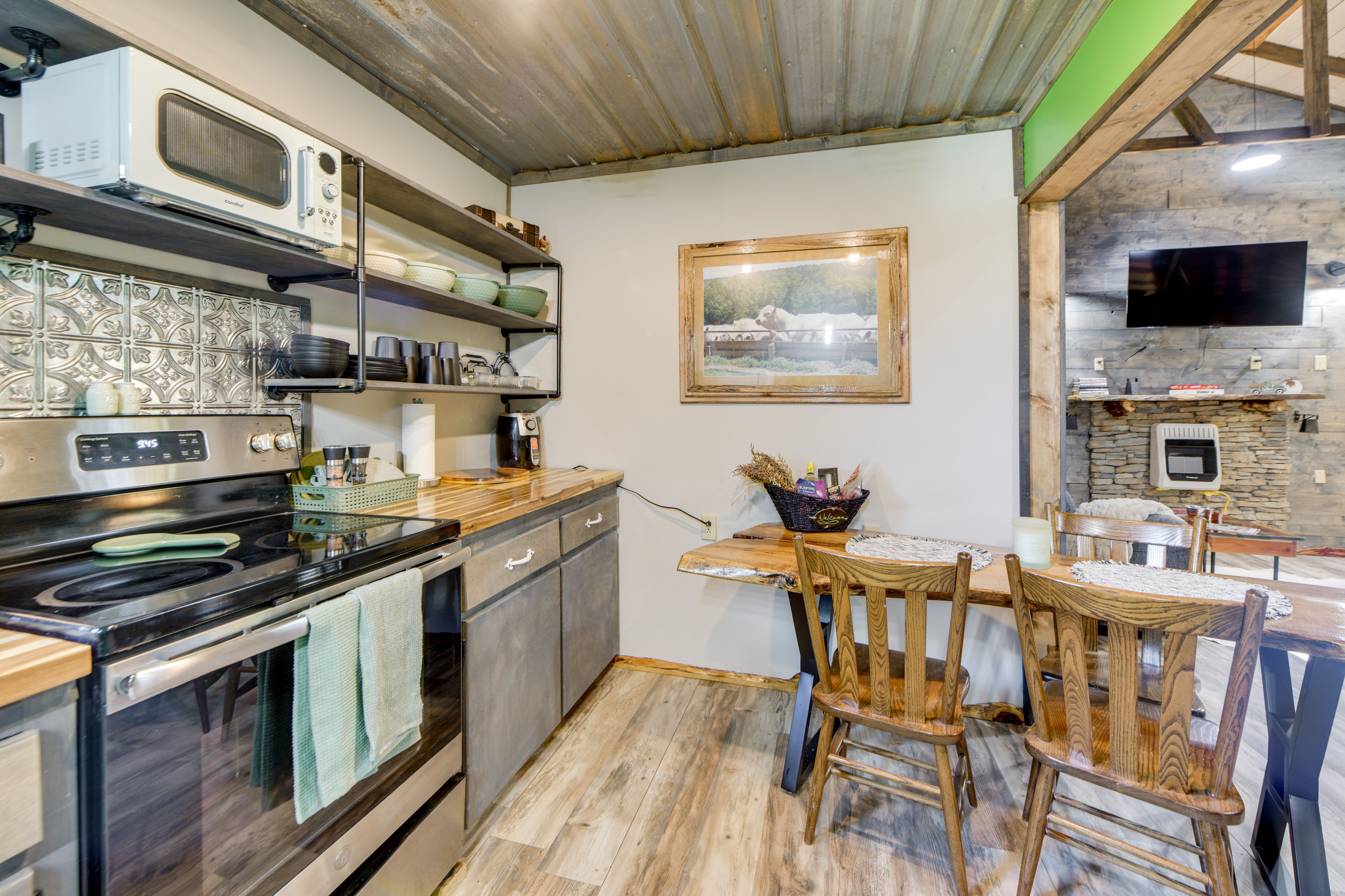 Dining Table | Dishware/Flatware | Main Floor