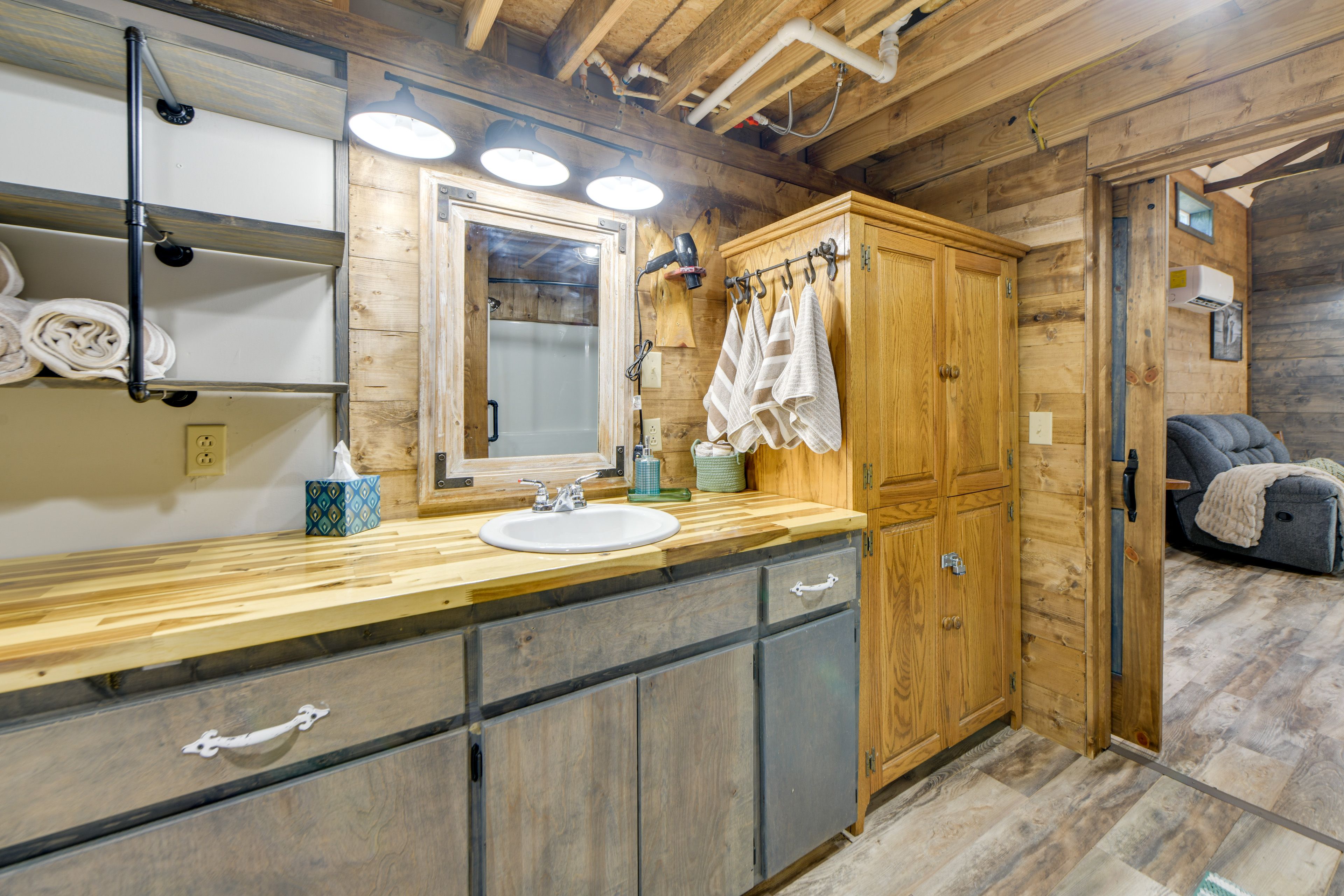 Full Bathroom | Towels Provided | Laundry | Main Floor