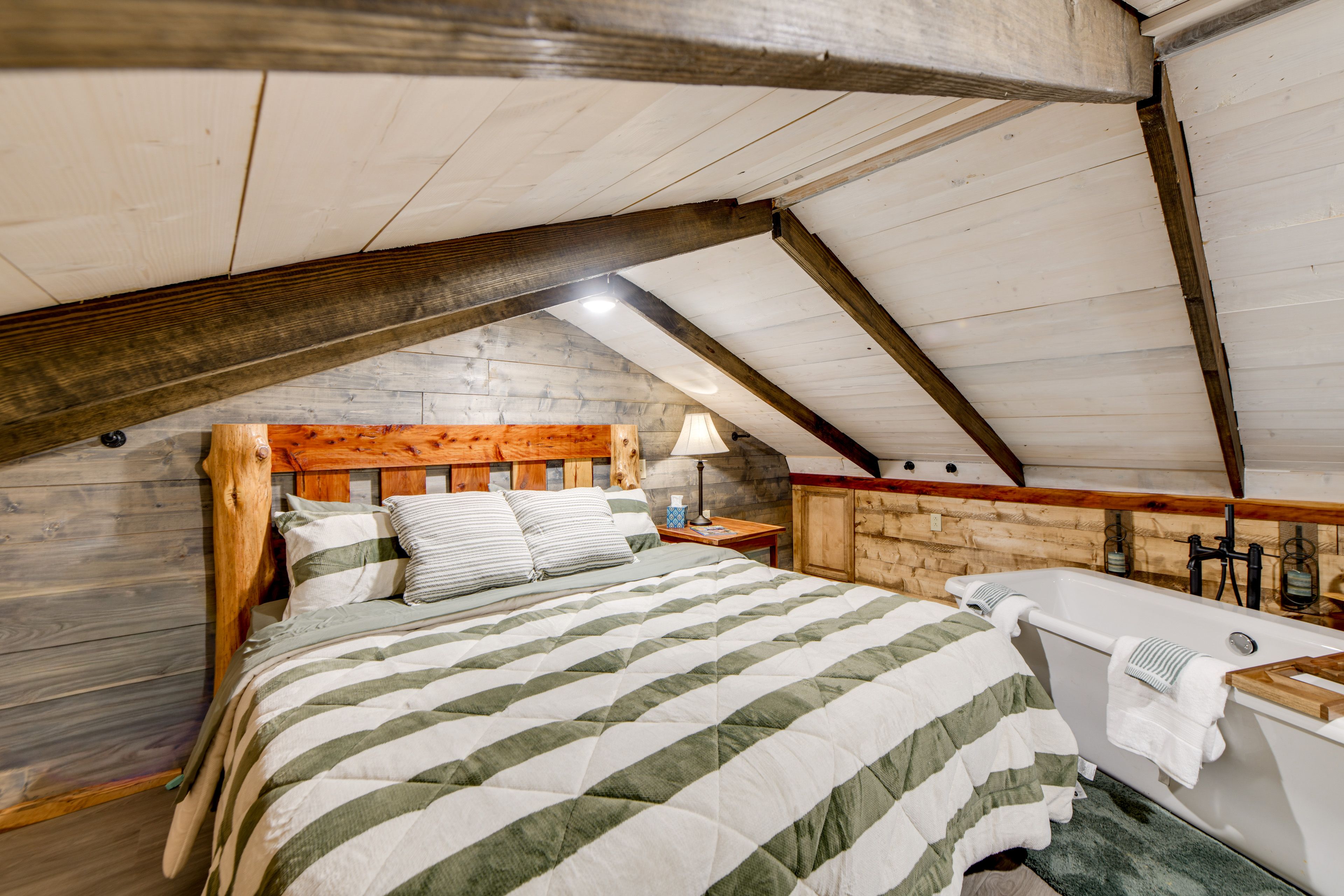 Loft | King Bed | Soaking Tub