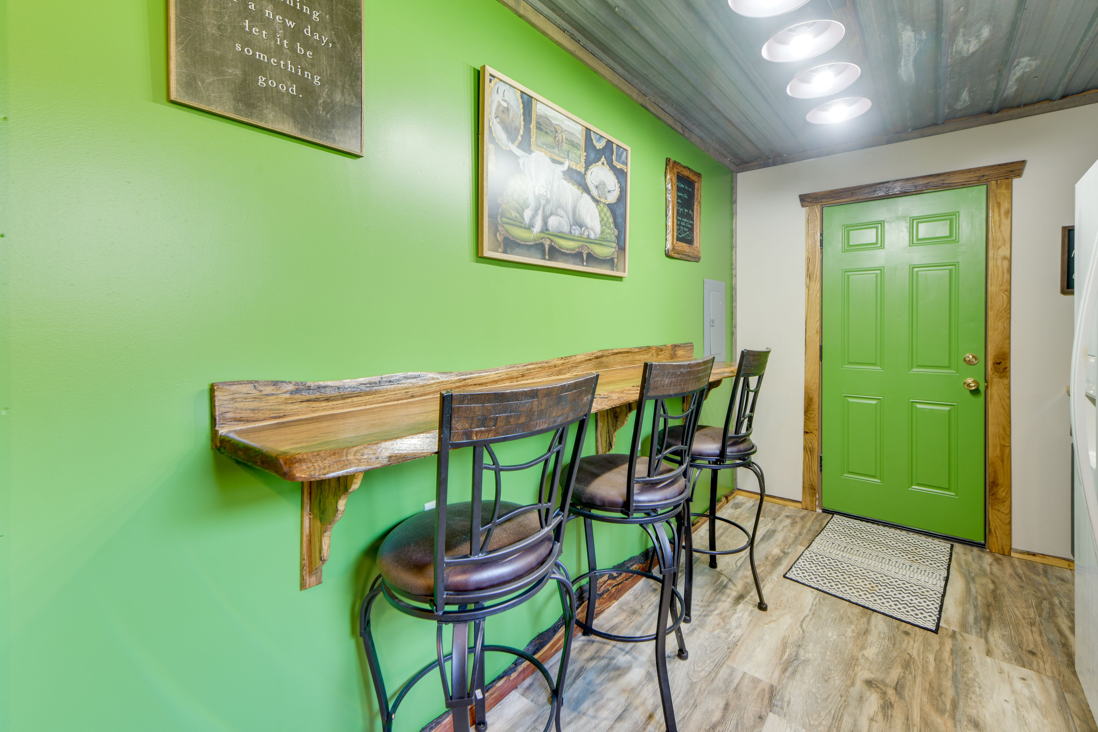 Dining Bar | Main Floor