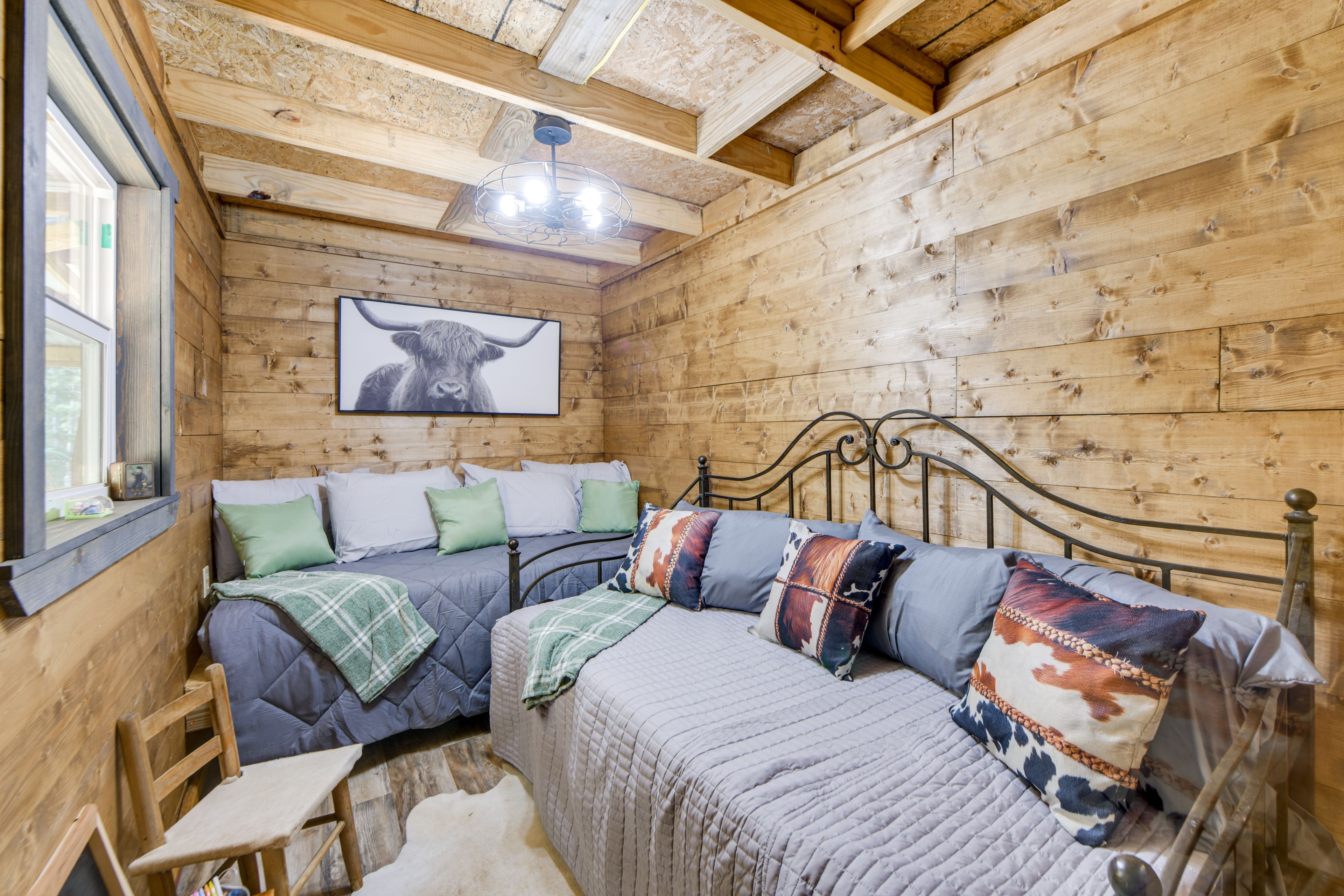 Bedroom | 2 Twin Daybeds | Main Floor