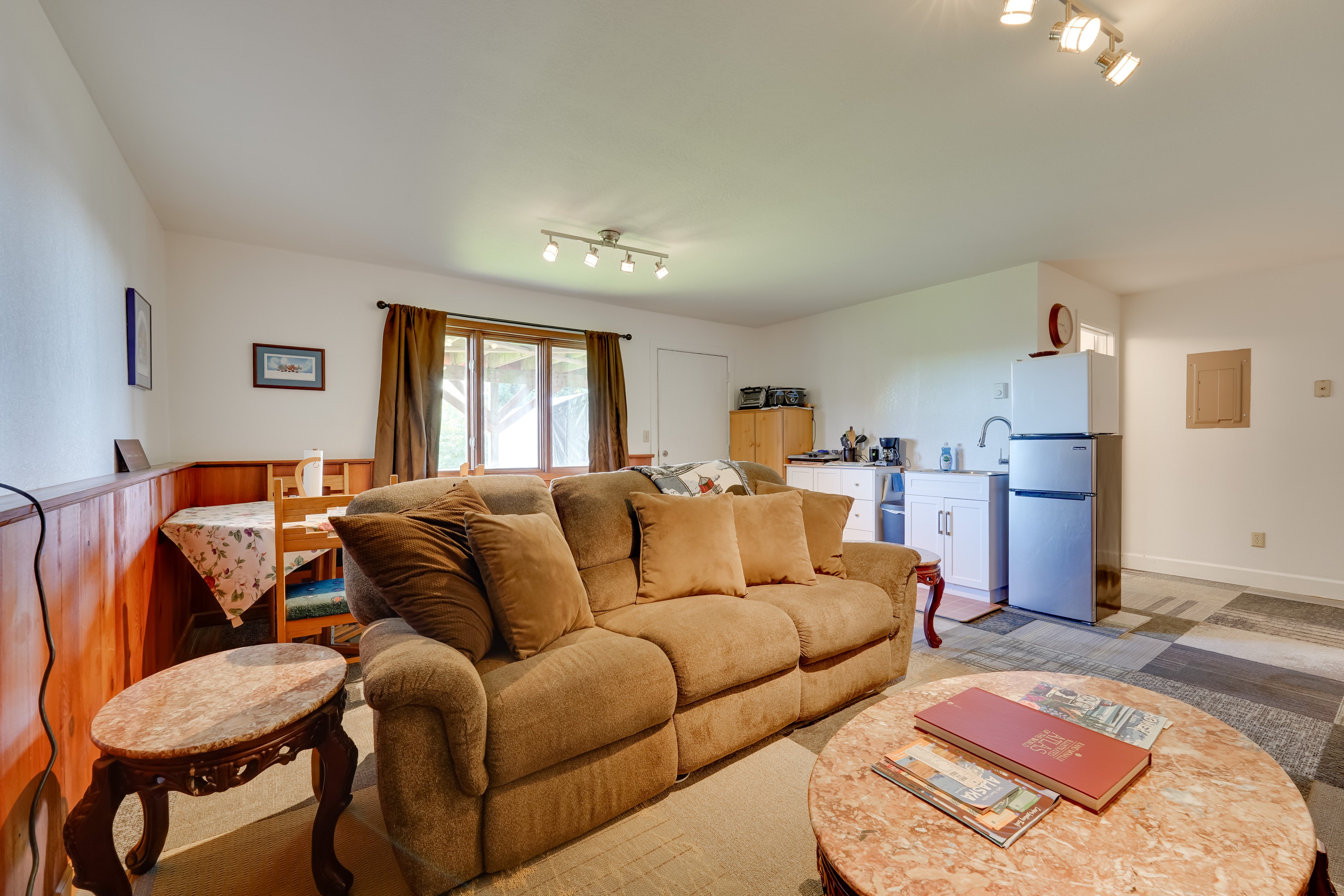 Living Room | Free WiFi | Smart TV