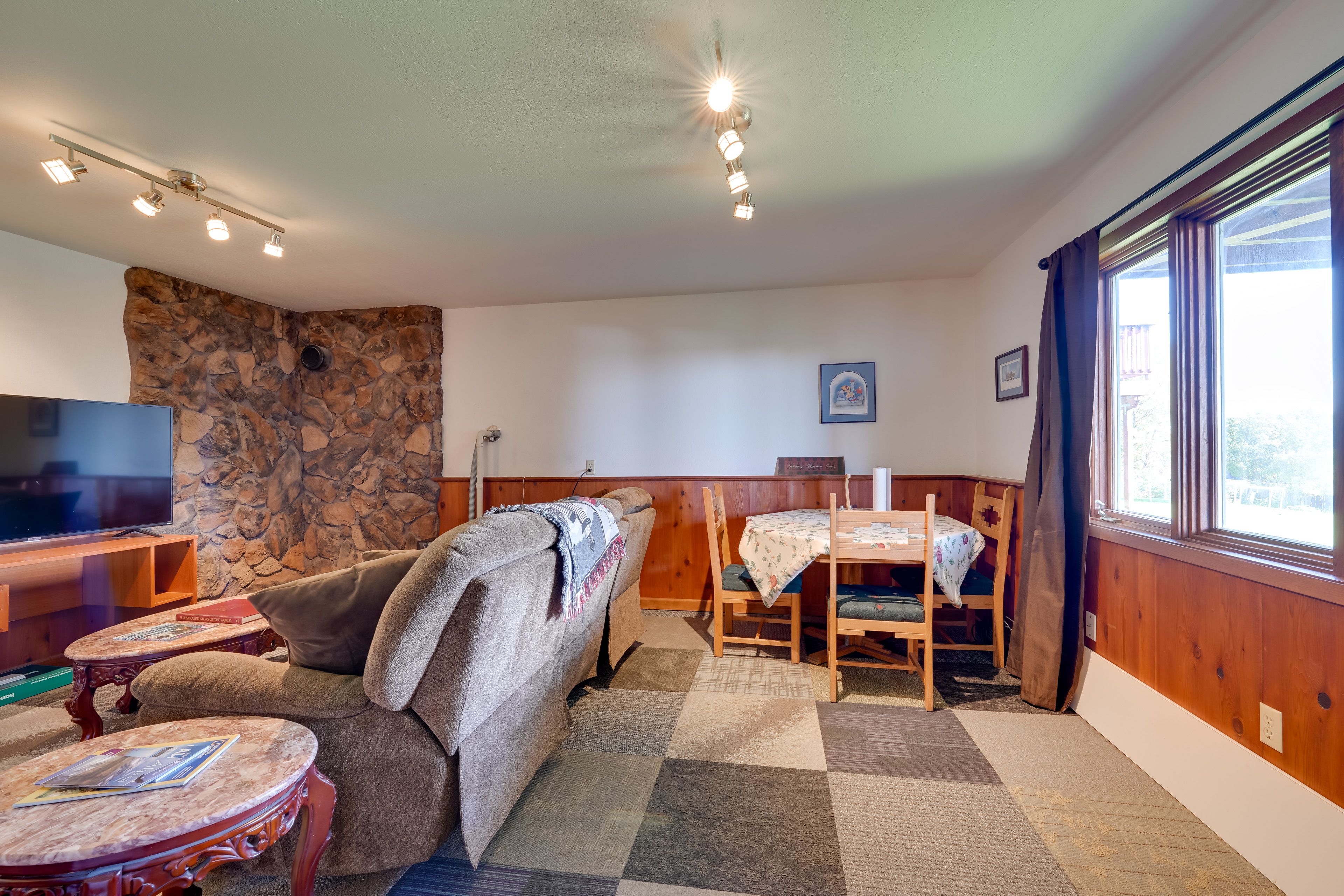 Dining Area | Dishware/Flatware Provided