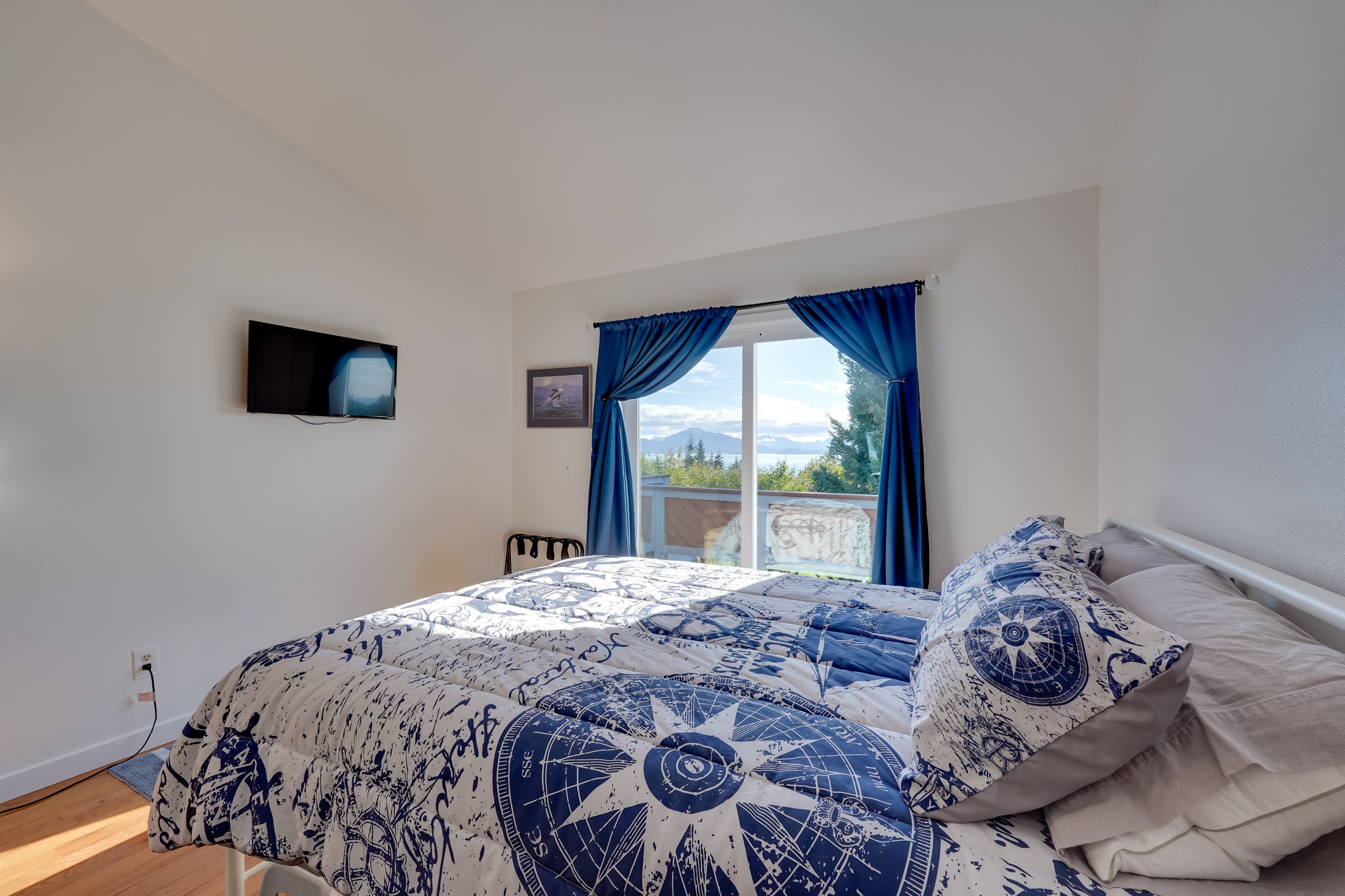 Bedroom | Queen Bed | Linens Provided | Level 2