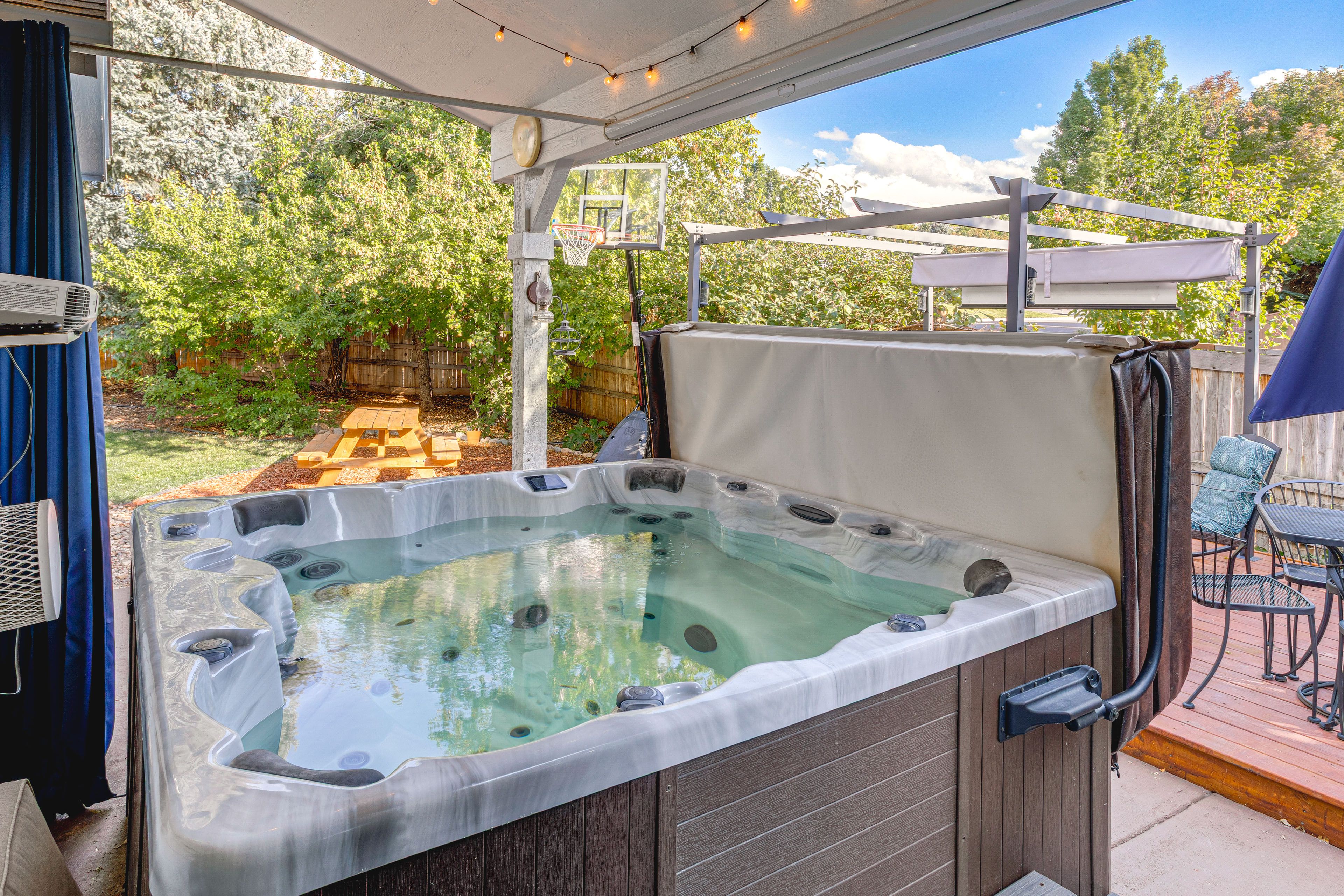 Private Hot Tub | Movie Projector | Gas Fire Pit & Grill | Dining Table