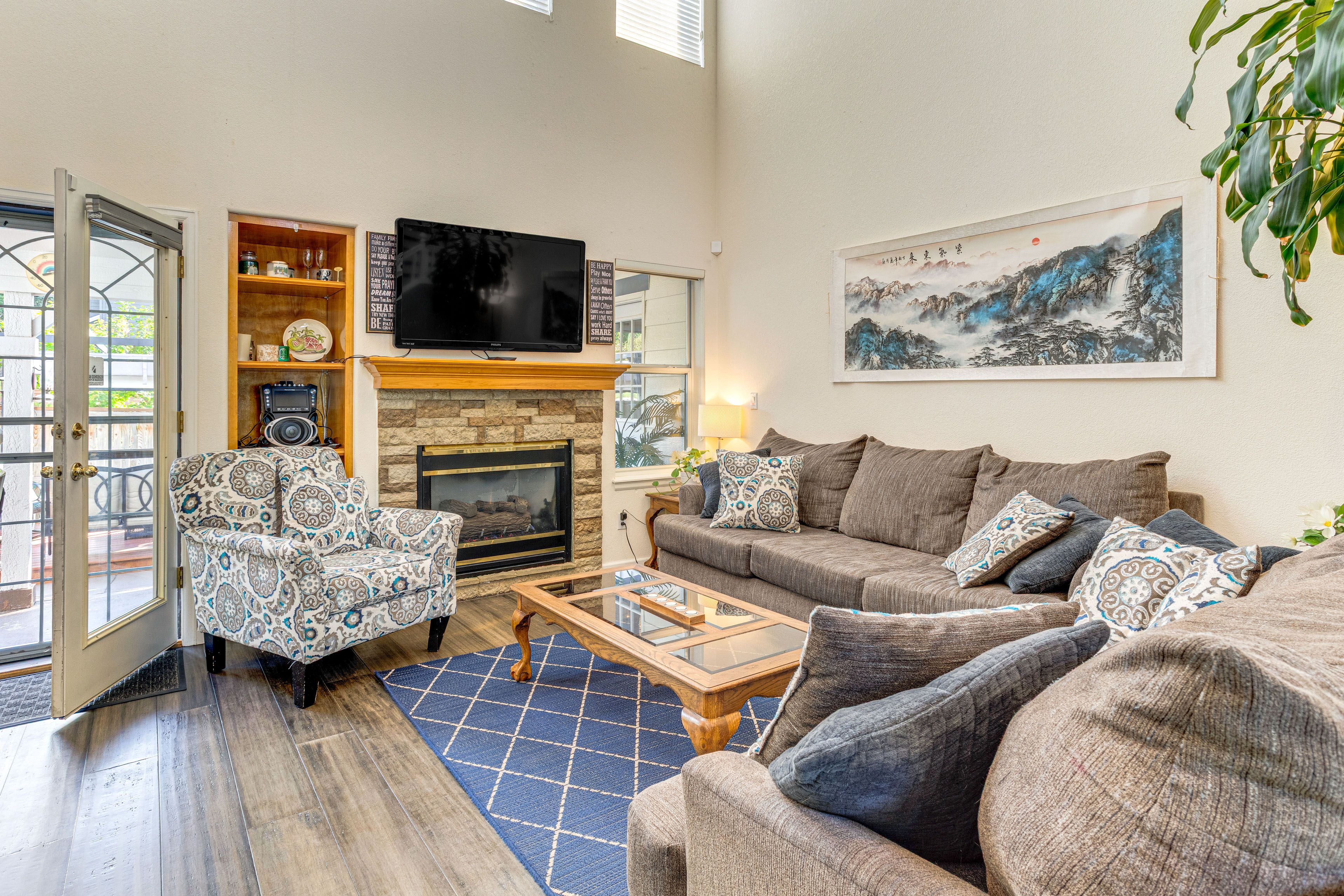 Property Interior | Central A/C & Heating | Free WiFi