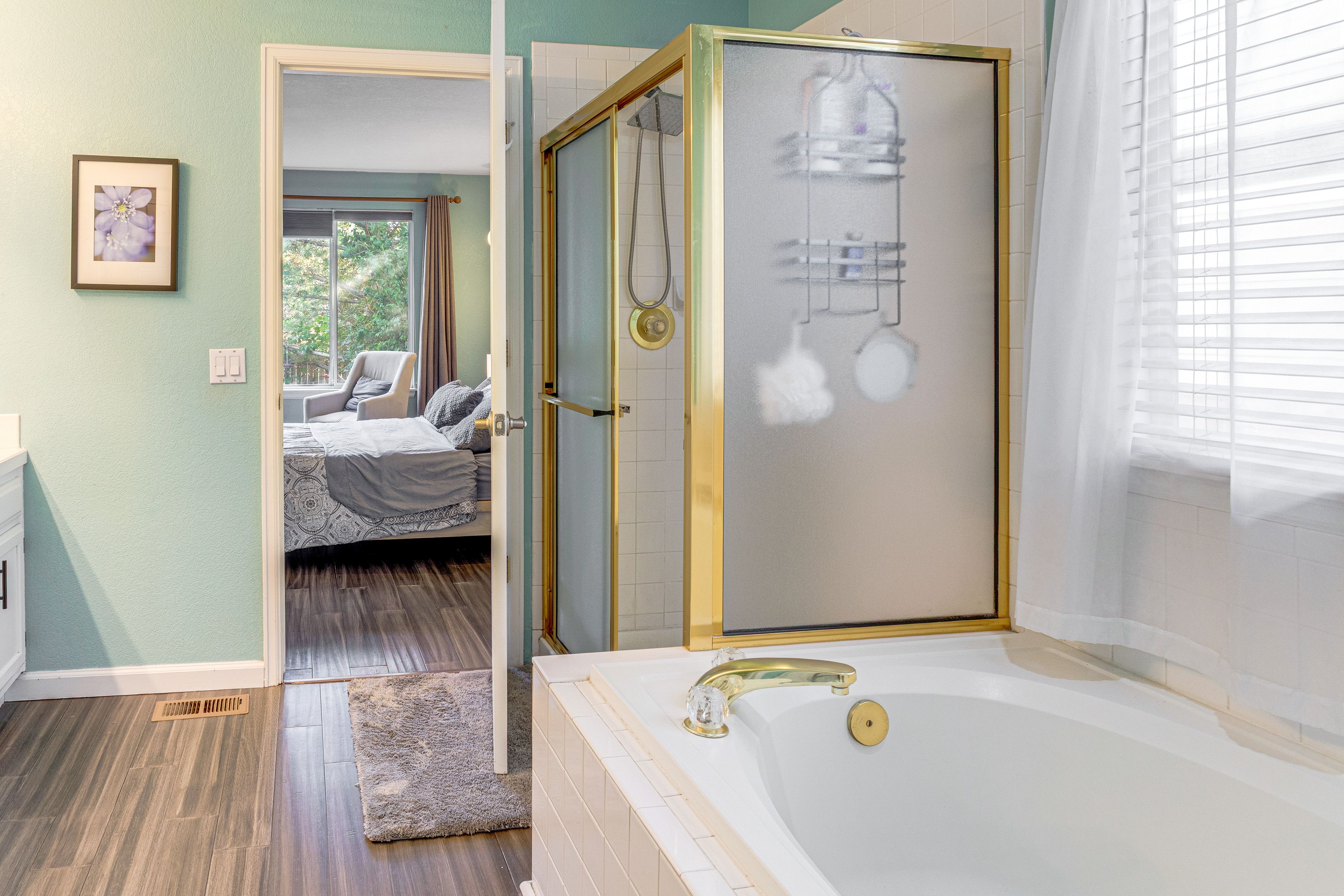 Full Bathroom | 1st Floor | Towels Provided