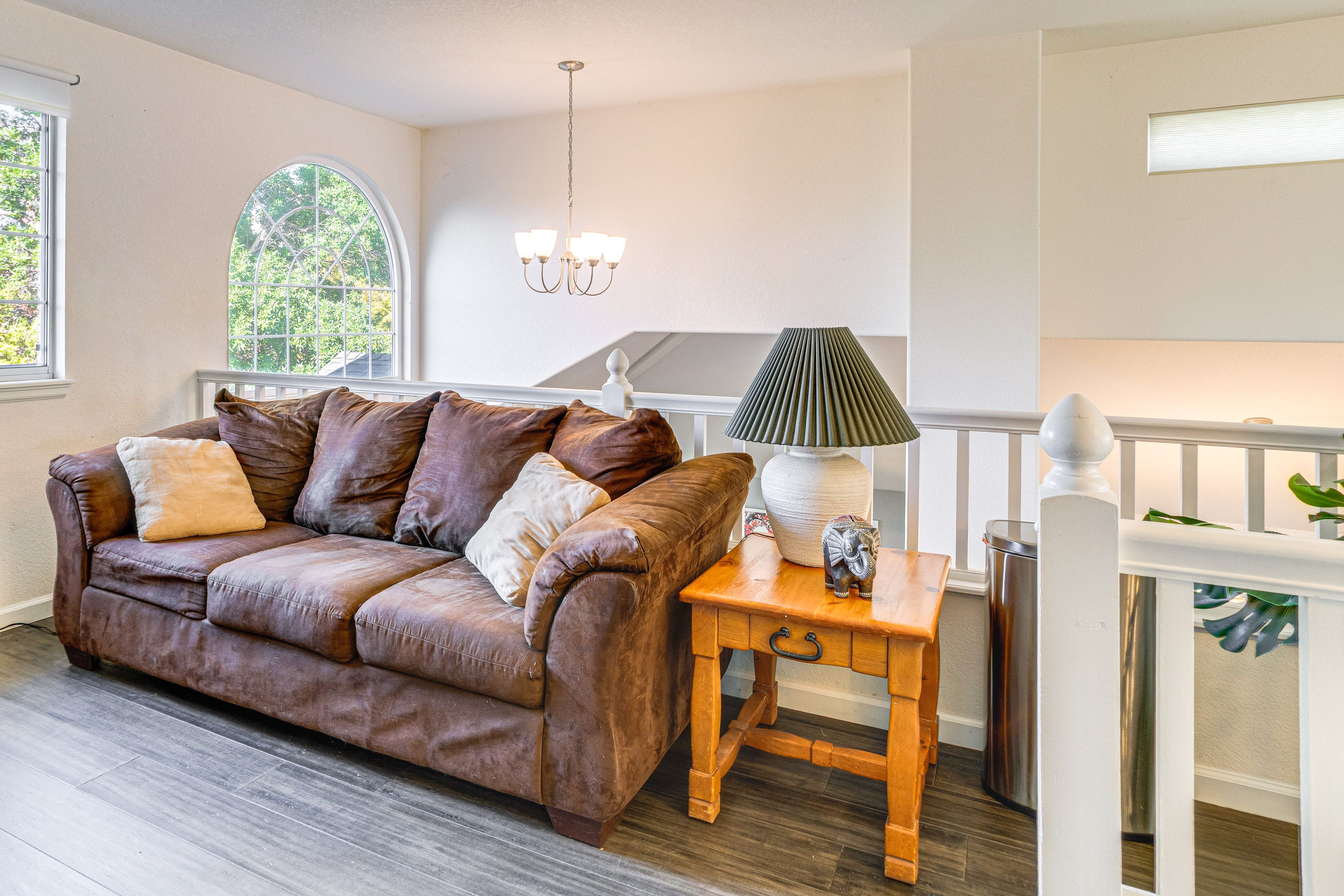 Sitting Area | 2nd Floor | Smart TV