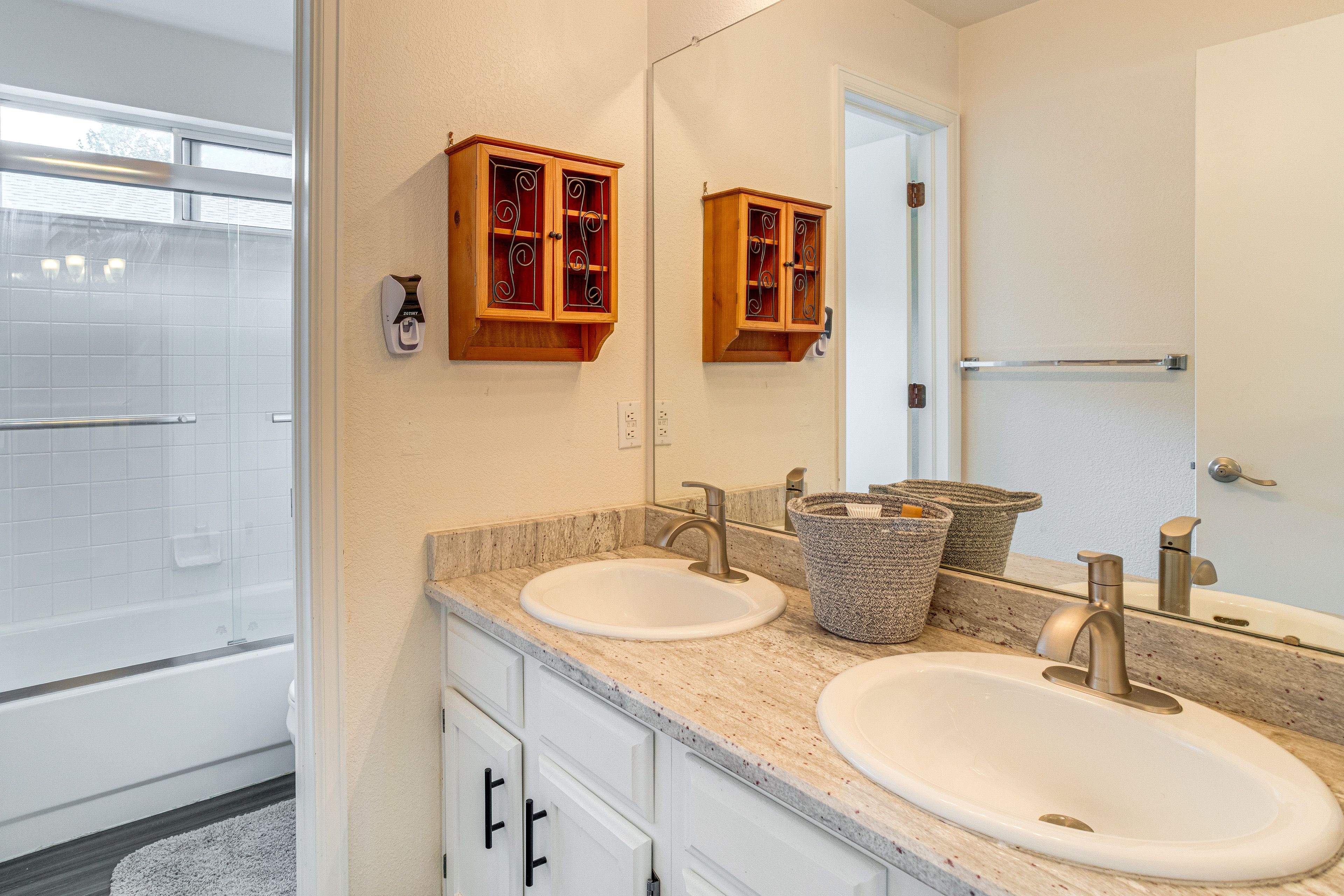 Full Bathroom | 2nd Floor | Complimentary Toiletries
