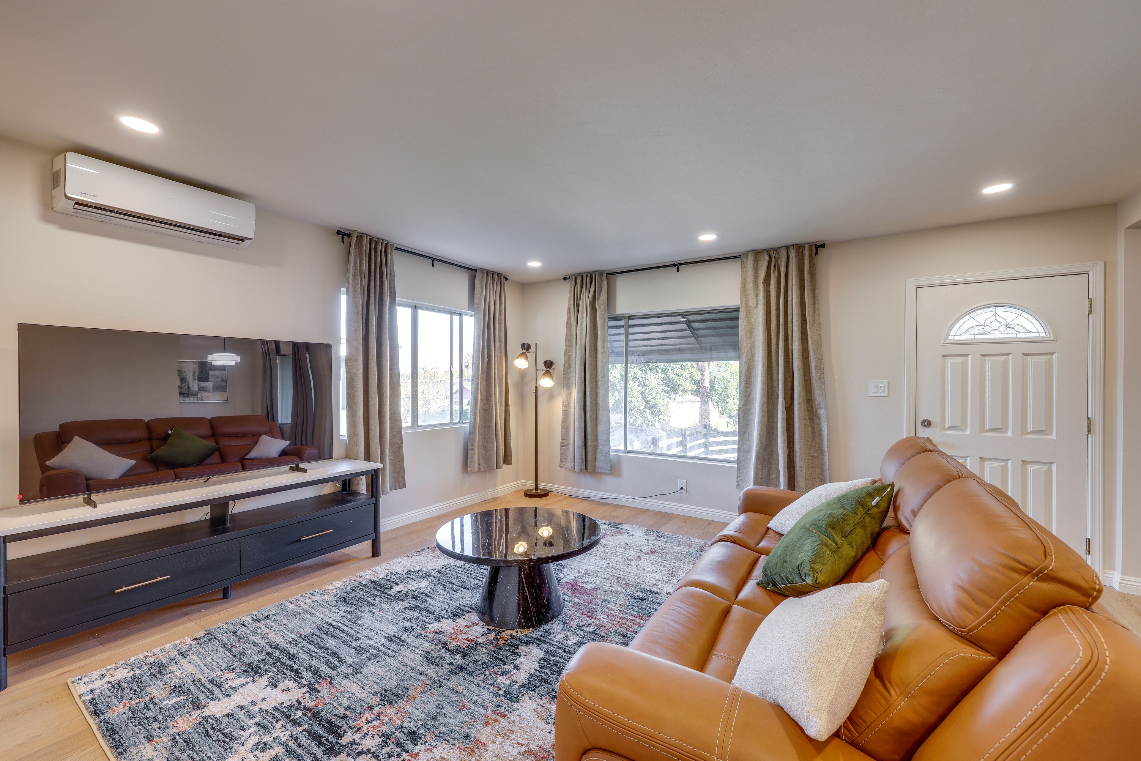 Living Room | Smart TV | Free WiFi