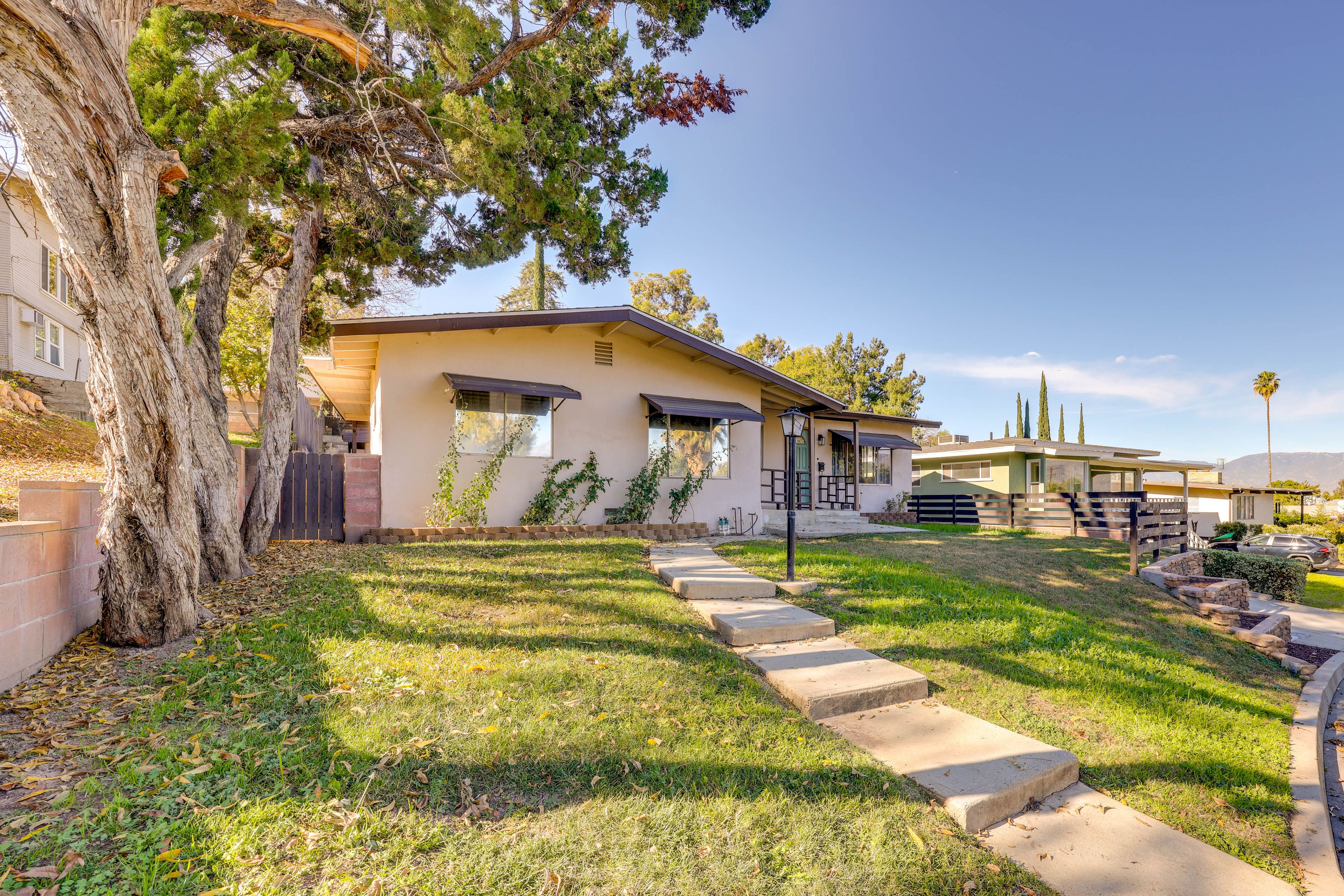 Property Exterior | Free Street Parking