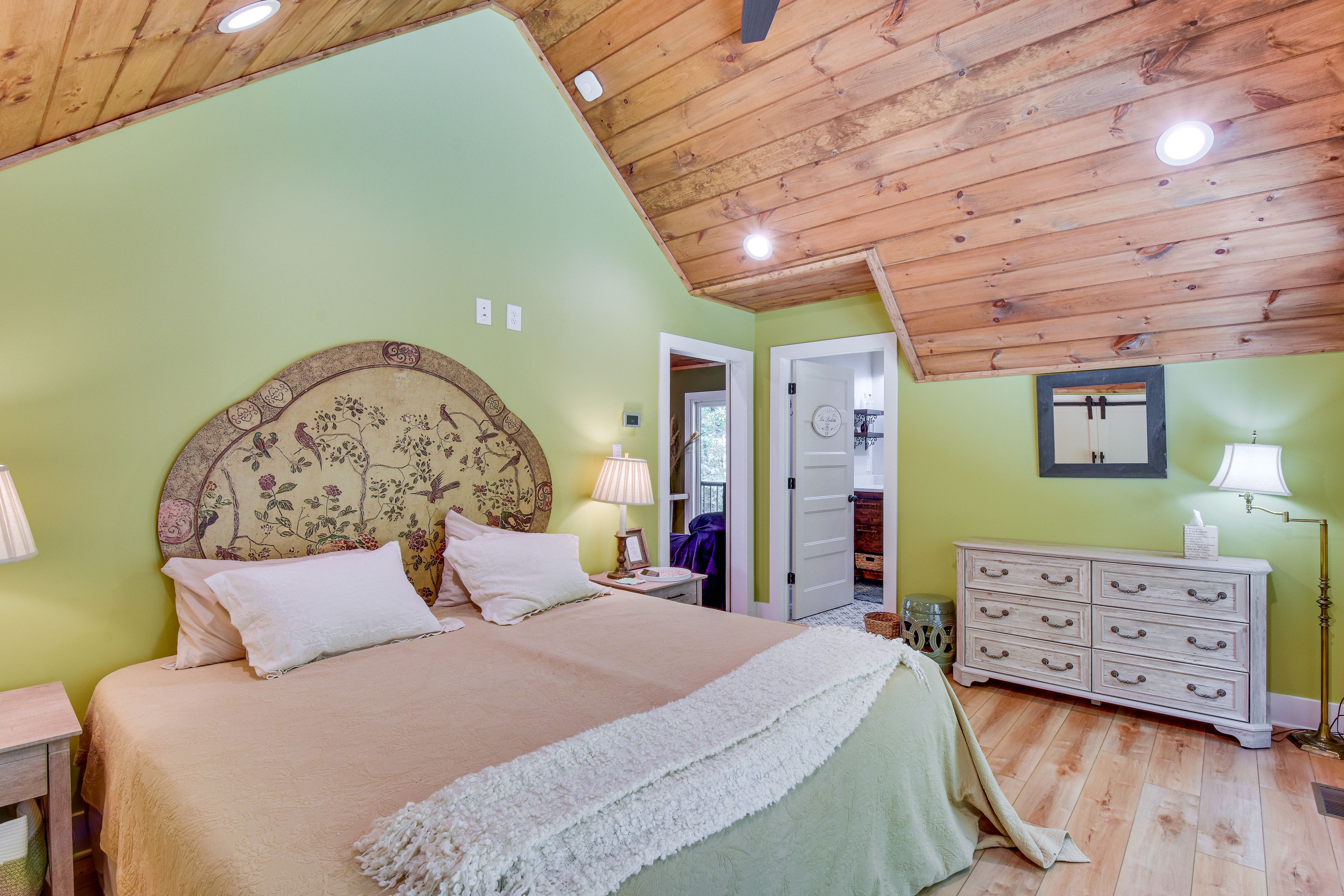 Bedroom 3 | Loft | King Bed (Adjustable Sleep Number) | En-Suite Bathroom