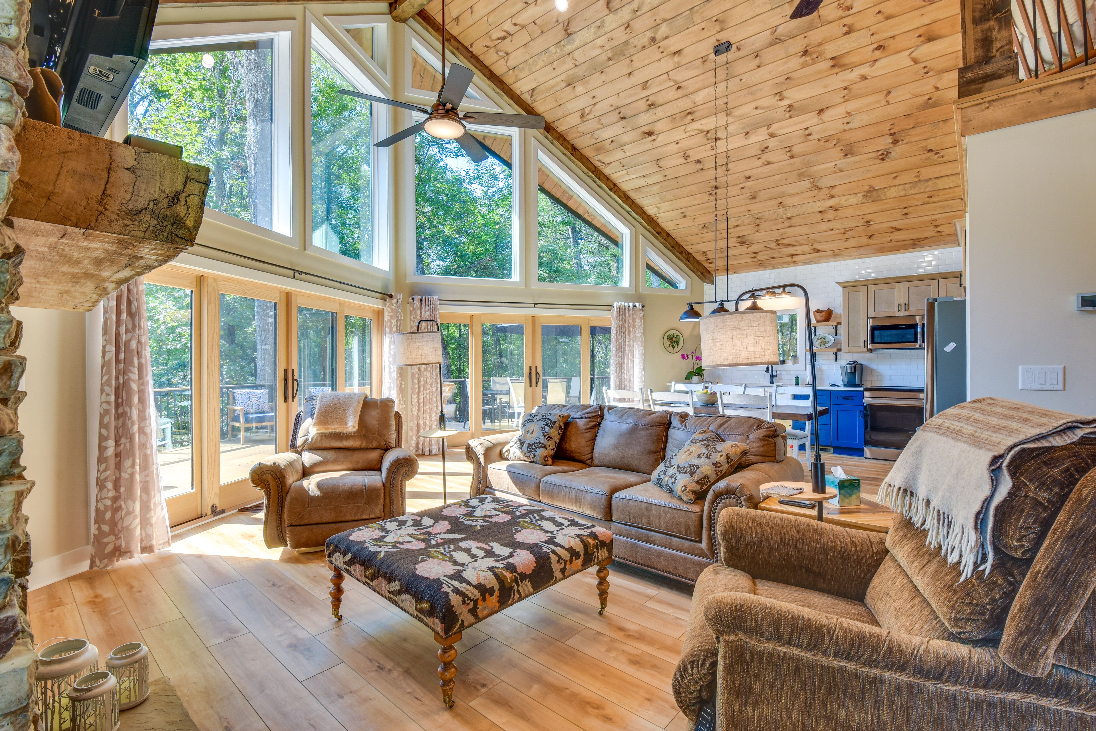 Living Room | 1st Floor | Flat-Screen TV | Central Heating & A/C | Free WiFi