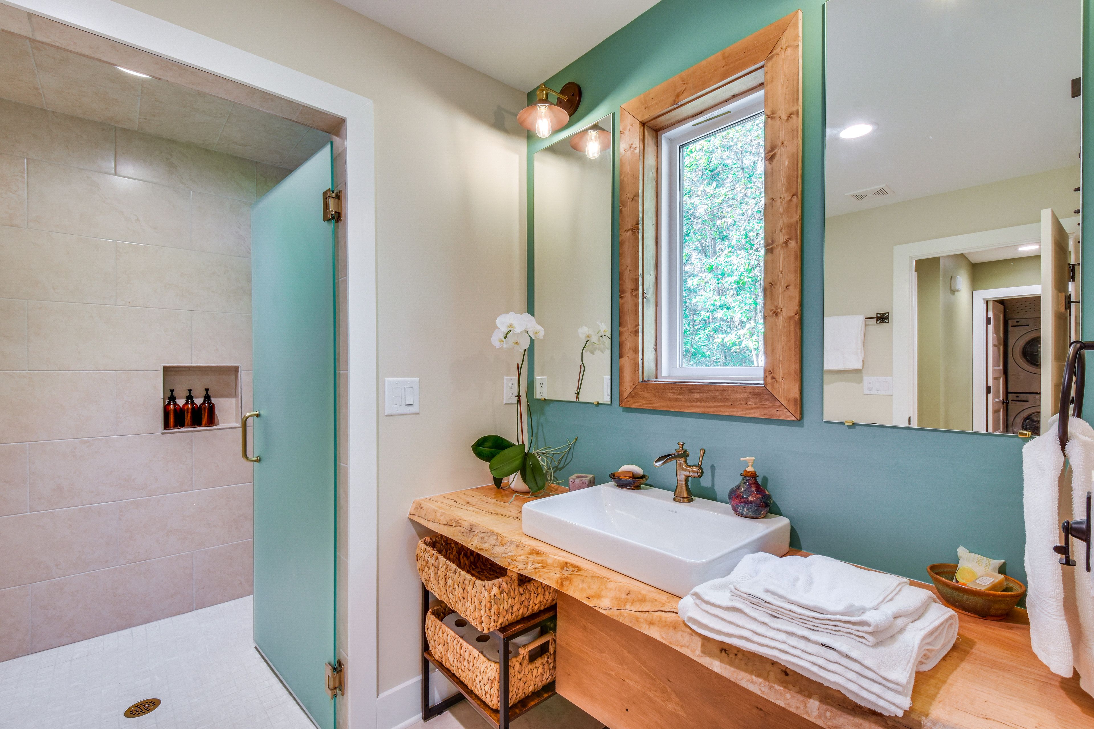 Full Bathroom | 1st Floor | Complimentary Toiletries | Towels Provided