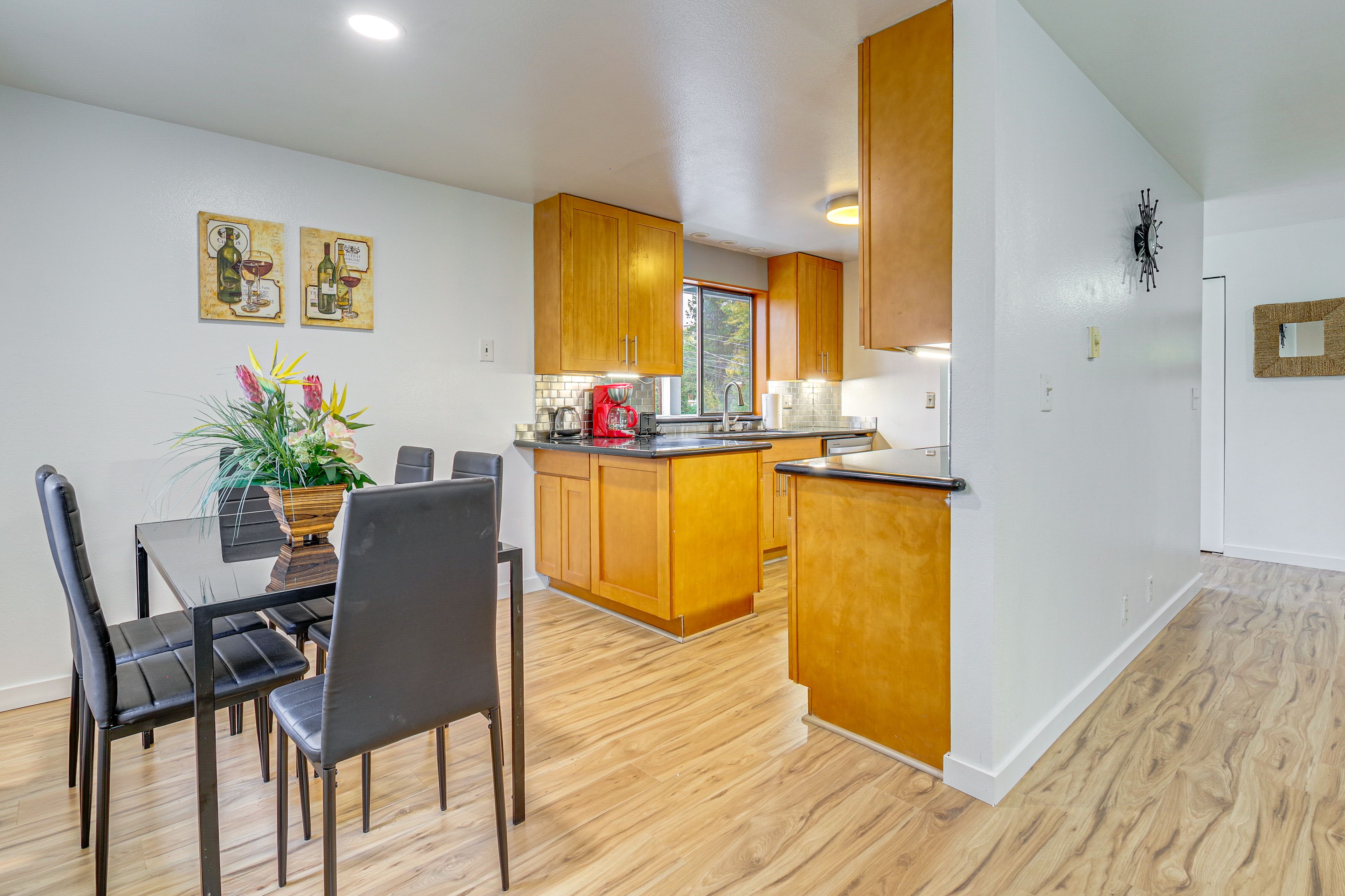 Dining Area | Dishware/Flatware Provided