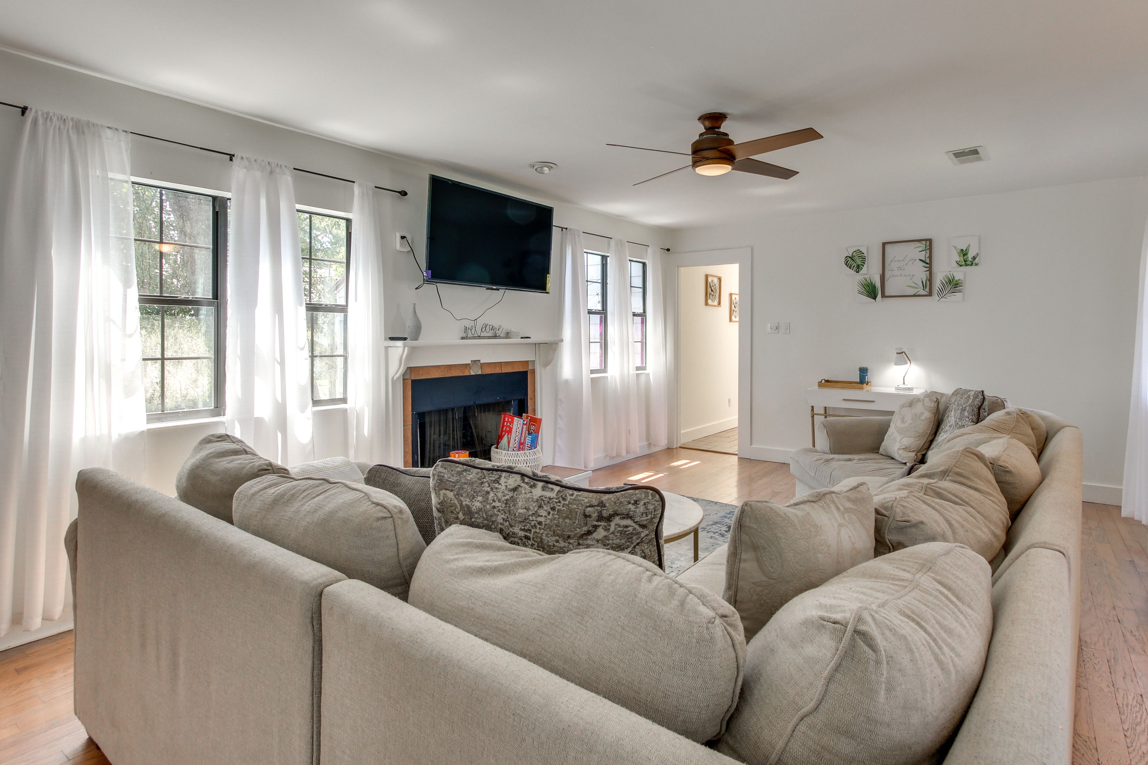 Long Beach Vacation Rental | 4BR | 2BA | 1,988 Sq Ft | 2 Steps to Enter