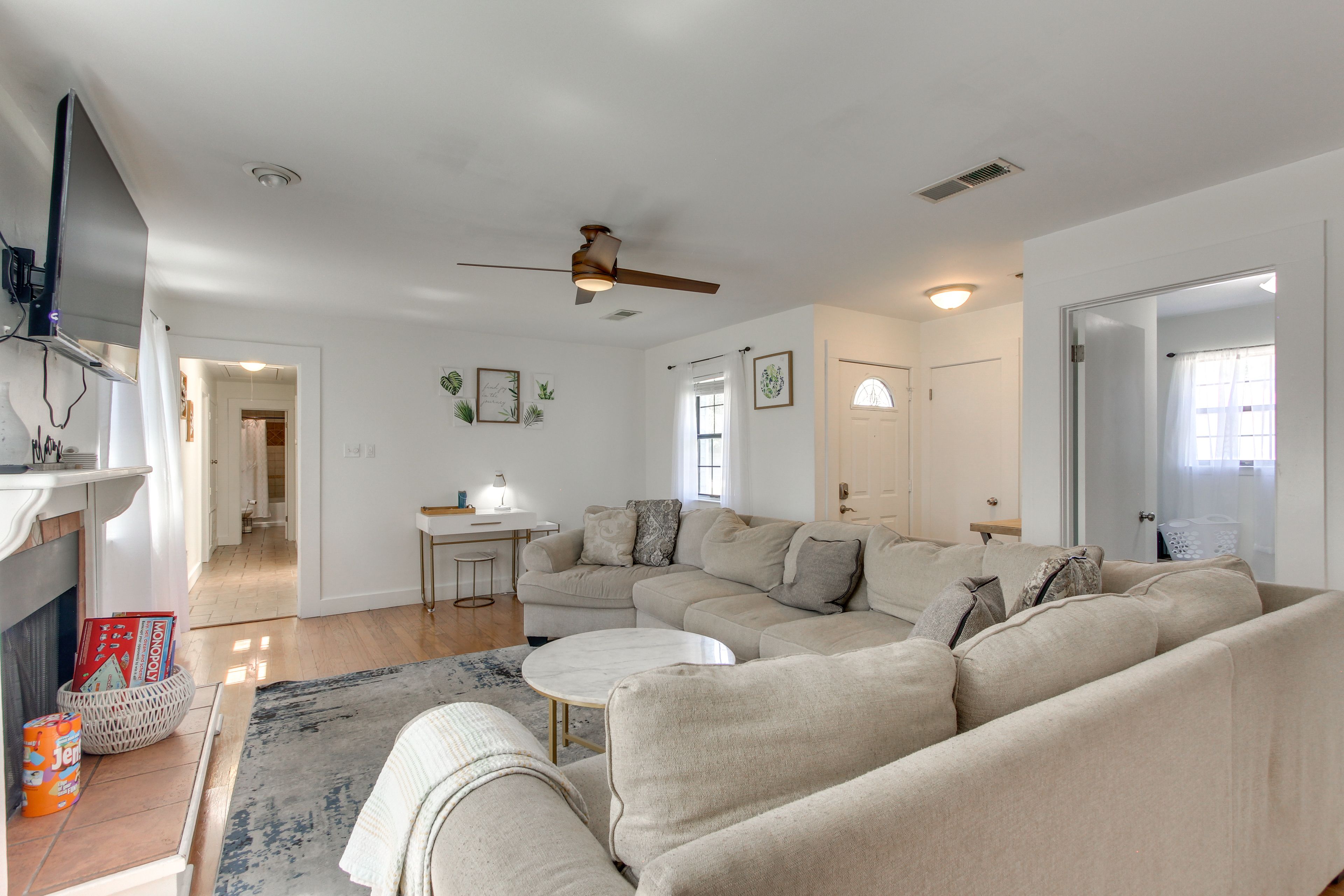 Living Room | Smart TV | Board Games