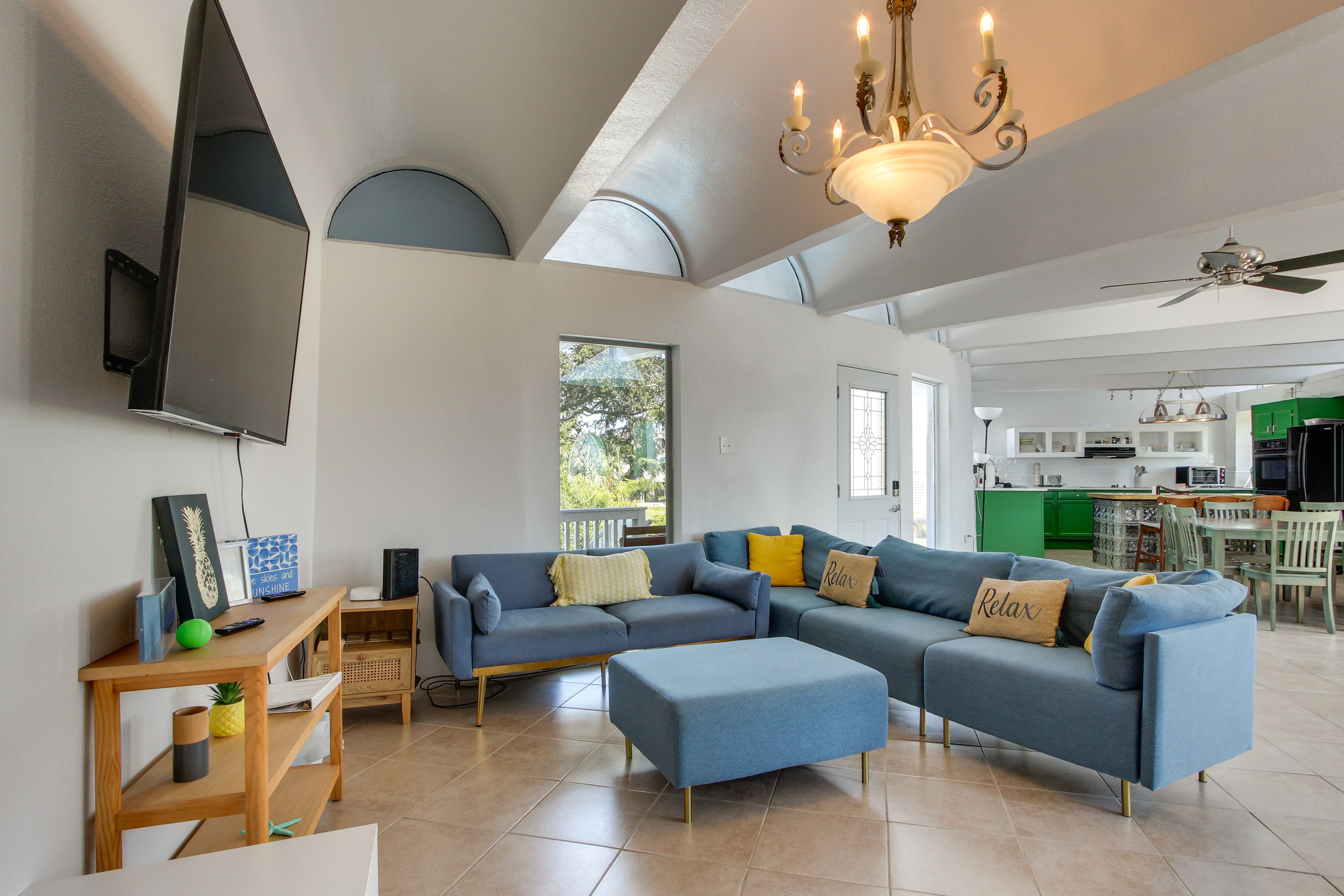 Living Room | Smart TV | Central Air Conditioning/Heat | Free WiFi