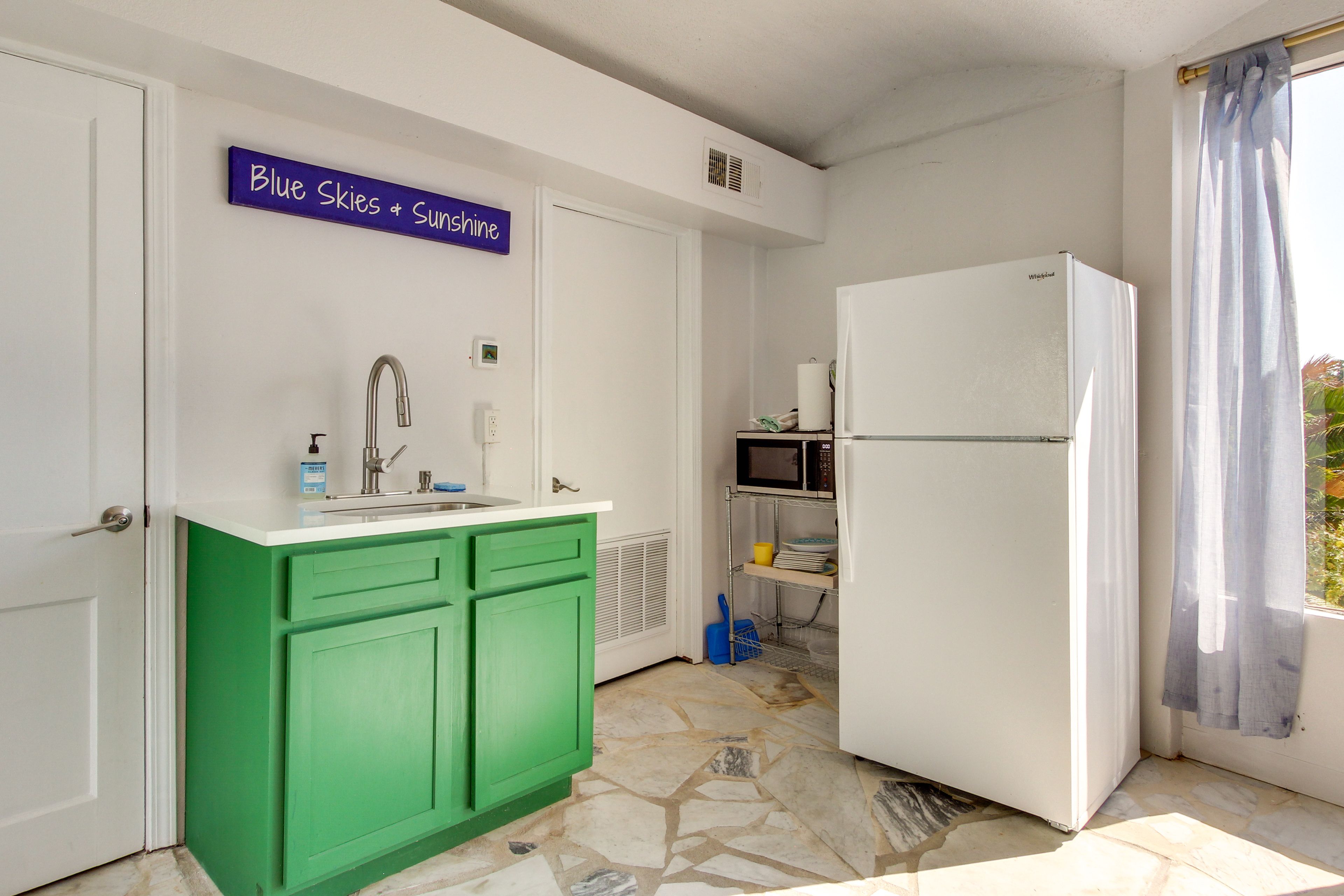 Kitchenette | Microwave | 1st Floor