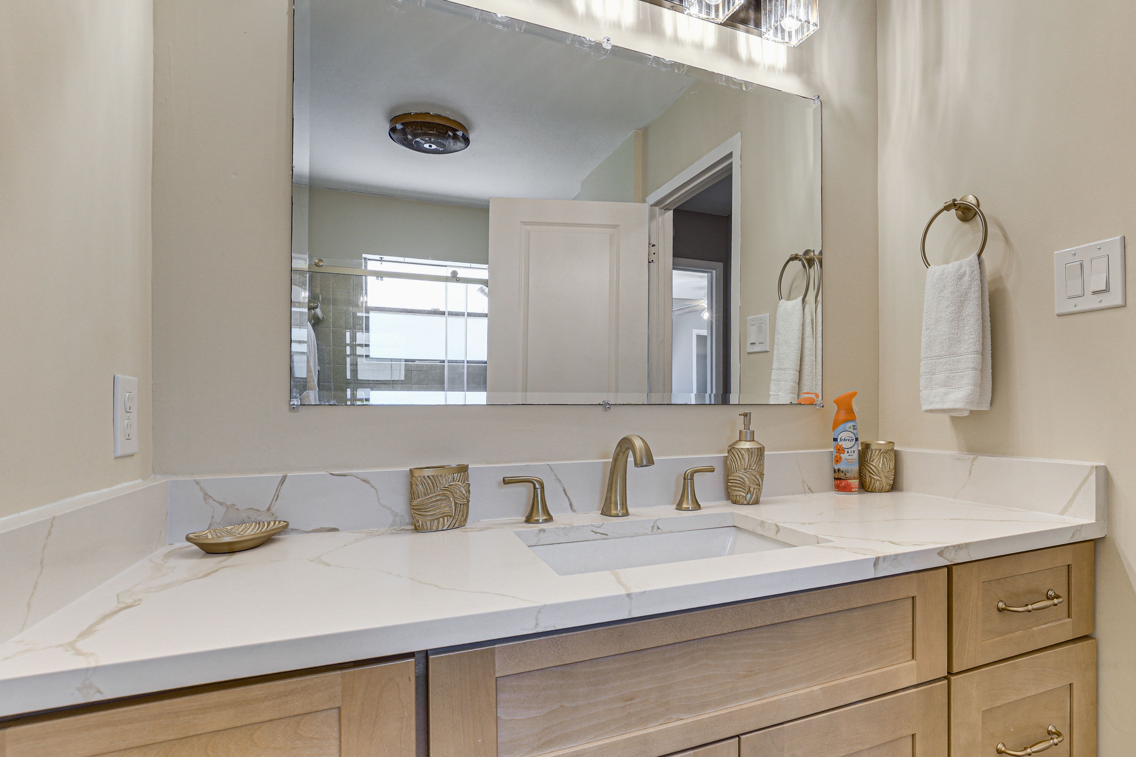 Full Bathroom | Complimentary Toiletries | Hair Dryer